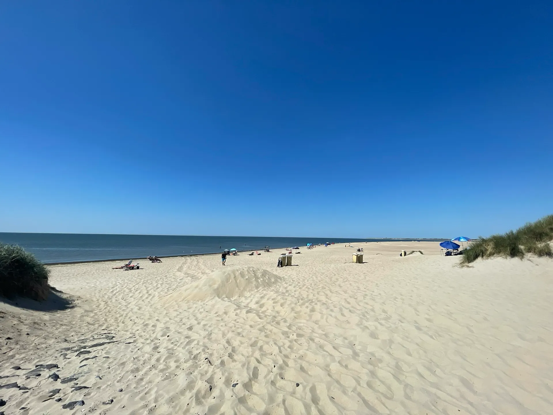 Traumhaft breiter Nordseestrand mit Dünen direkt am Center Parcs Port Zélande in Zeeland