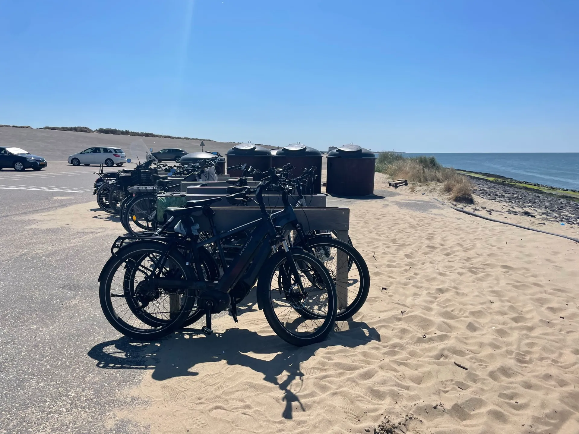 Parkplatz und Fahrradständer am Nordseestrand