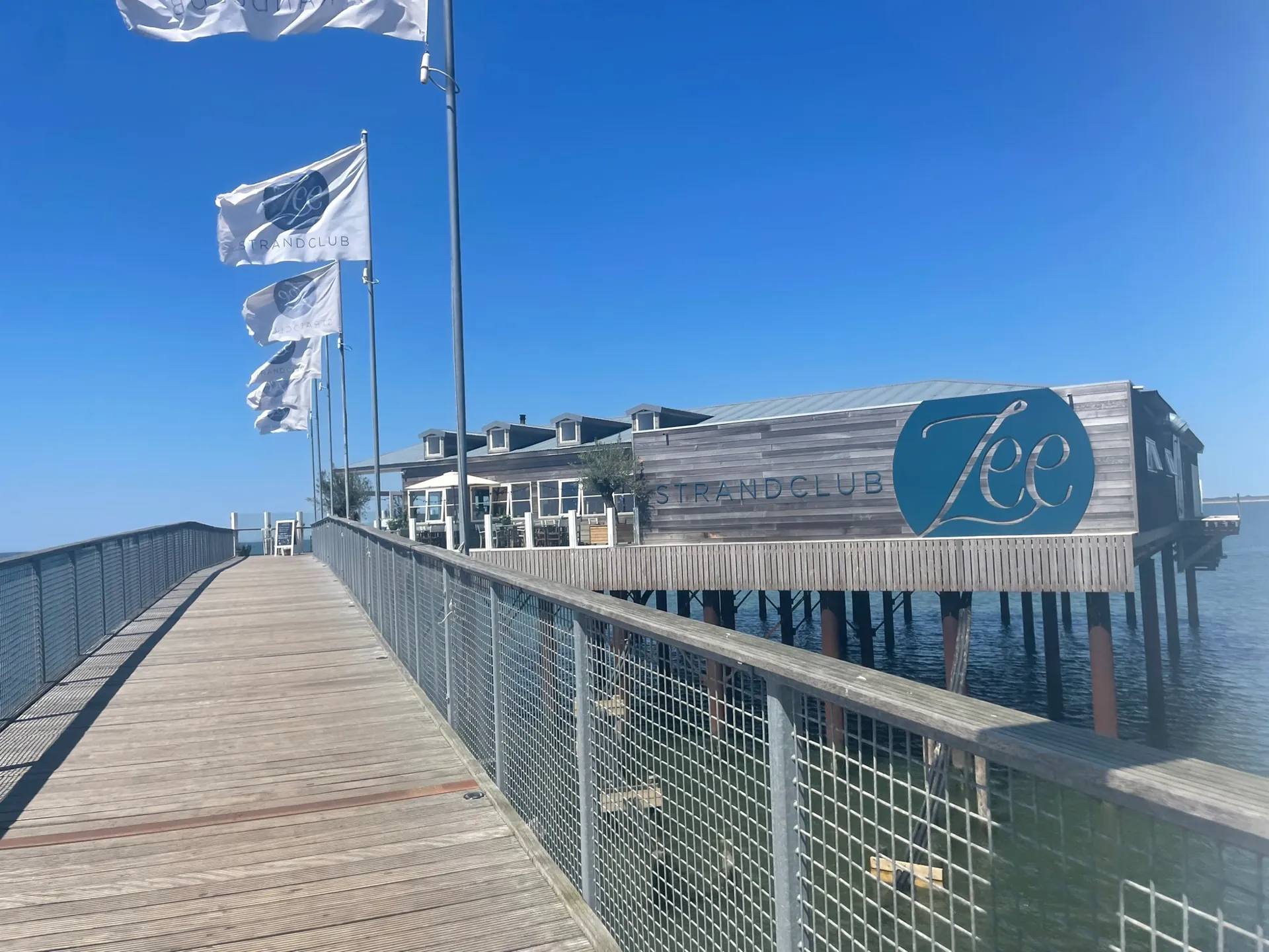 Strandclub Zee am Nordseestrand bei Center Parcs Port Zélande, Strandpavillon auf Stelzen