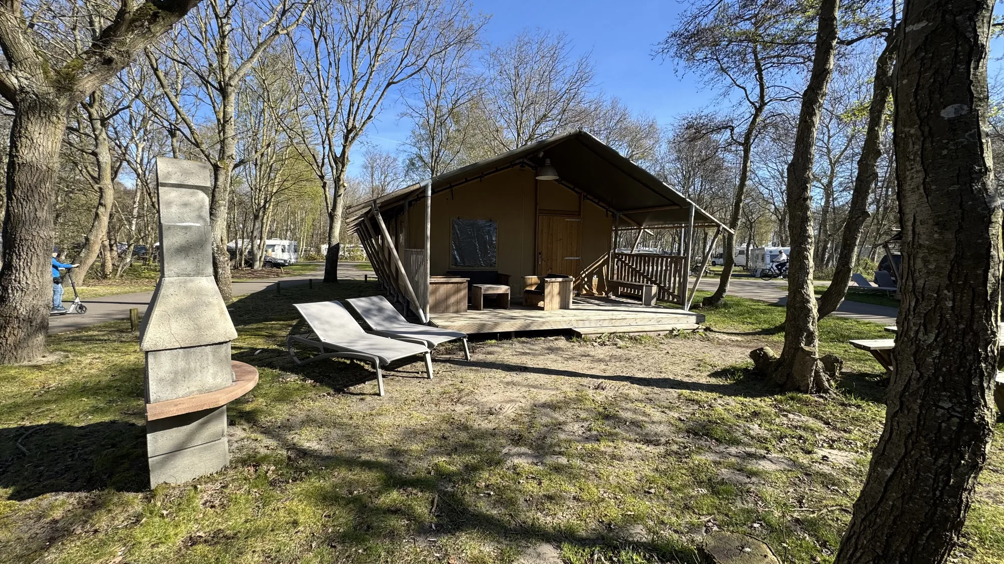 Safari-Zelt mit Grill und Liegen davor im Center Parcs Port Zélande