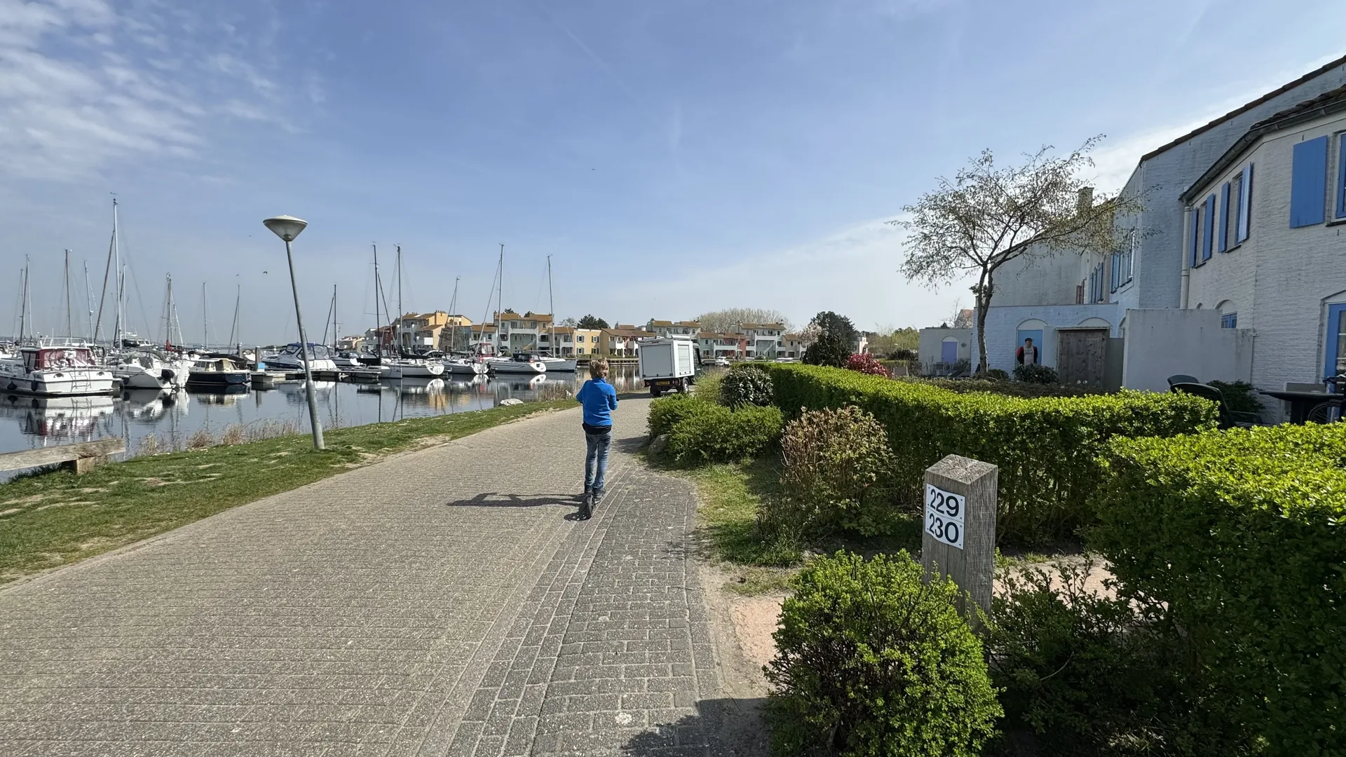 Weg entlang der Marina vor den Premium-Ferienhäusern im Port Zélande