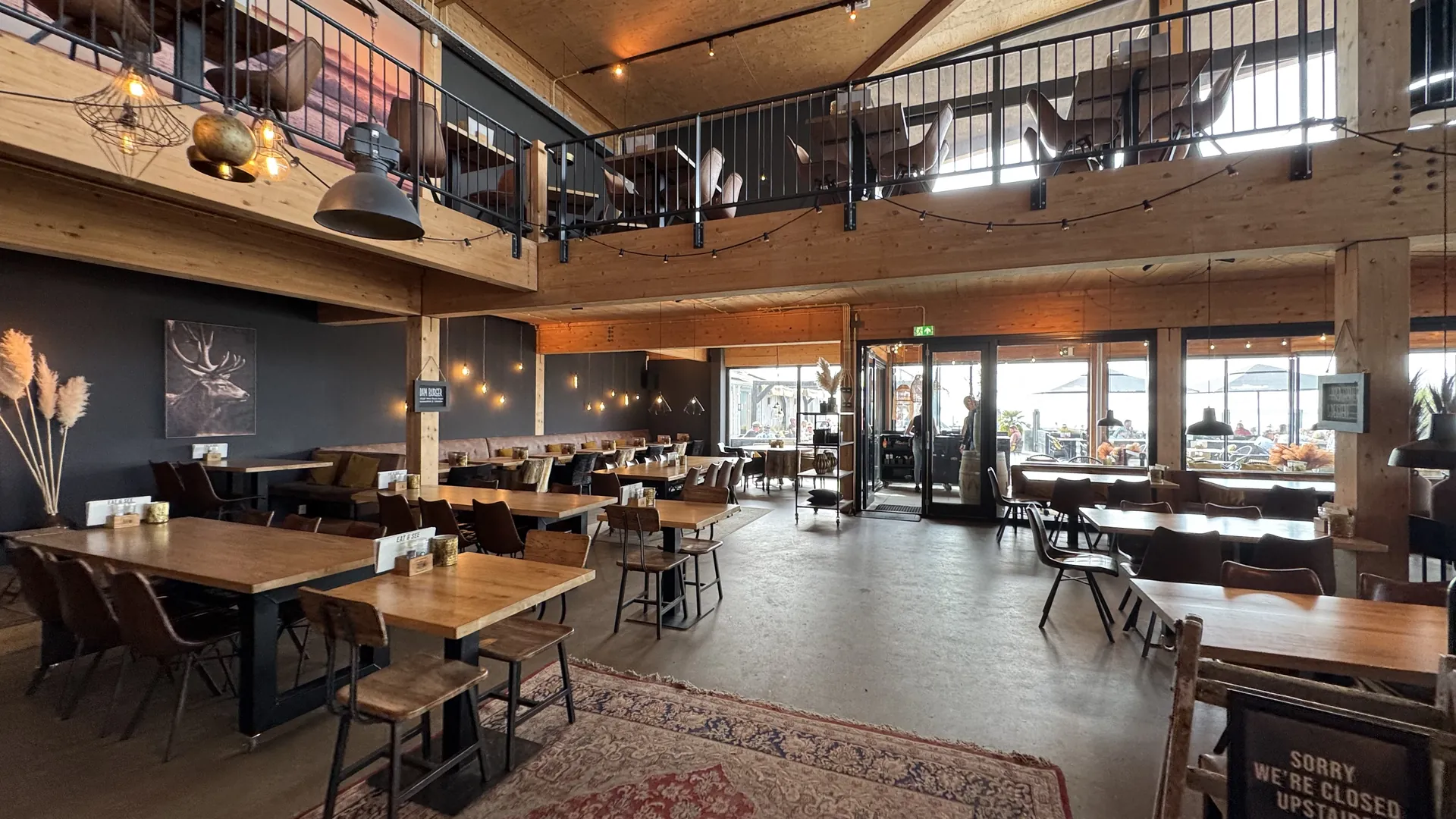 Ambiente im Restaurant am Surfcenter mit Blick aufs Grevelingenmeer