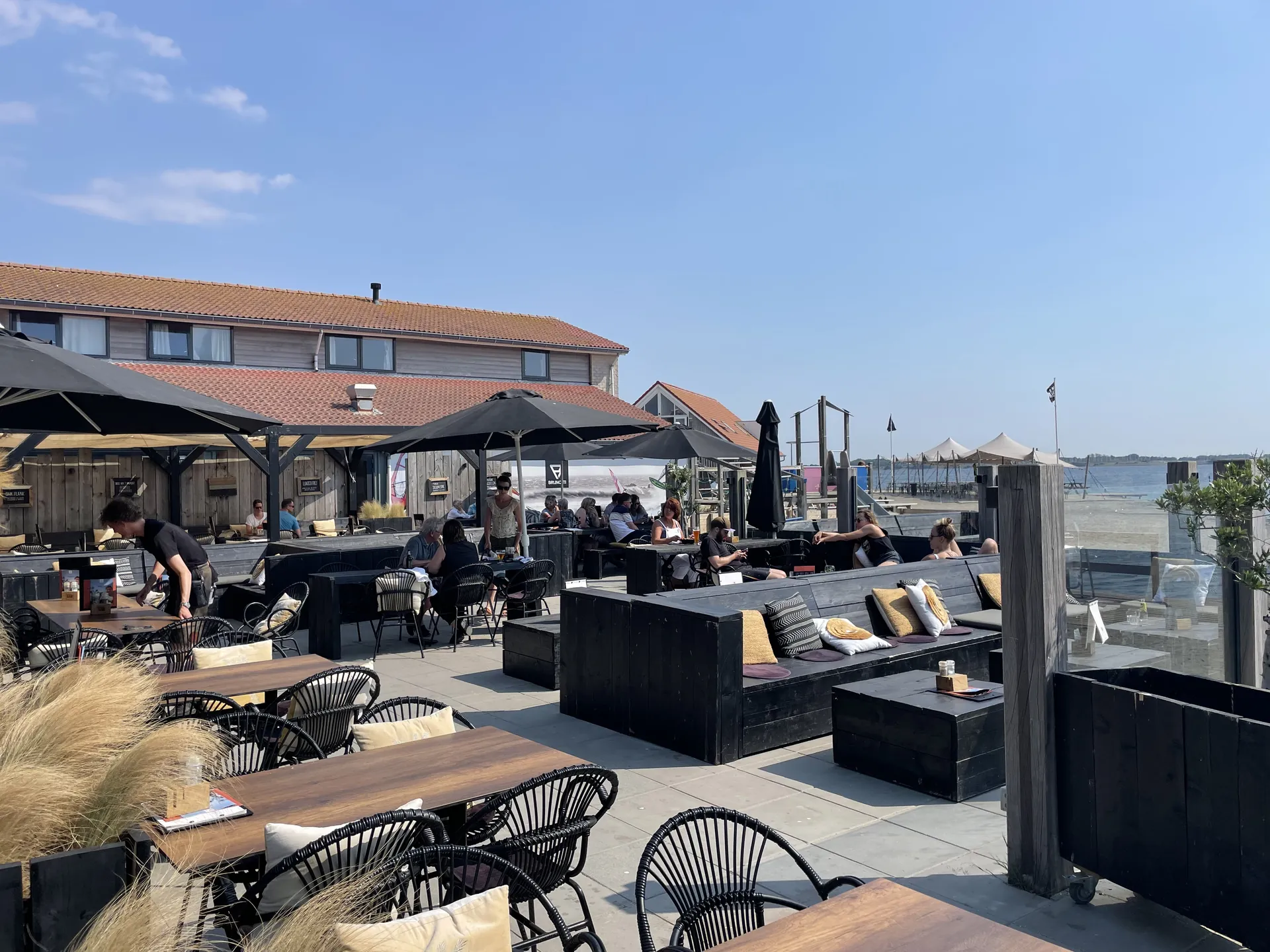 Außenterrasse am Surfcenter Eat and See mit Blick aufs Grevelingenmeer