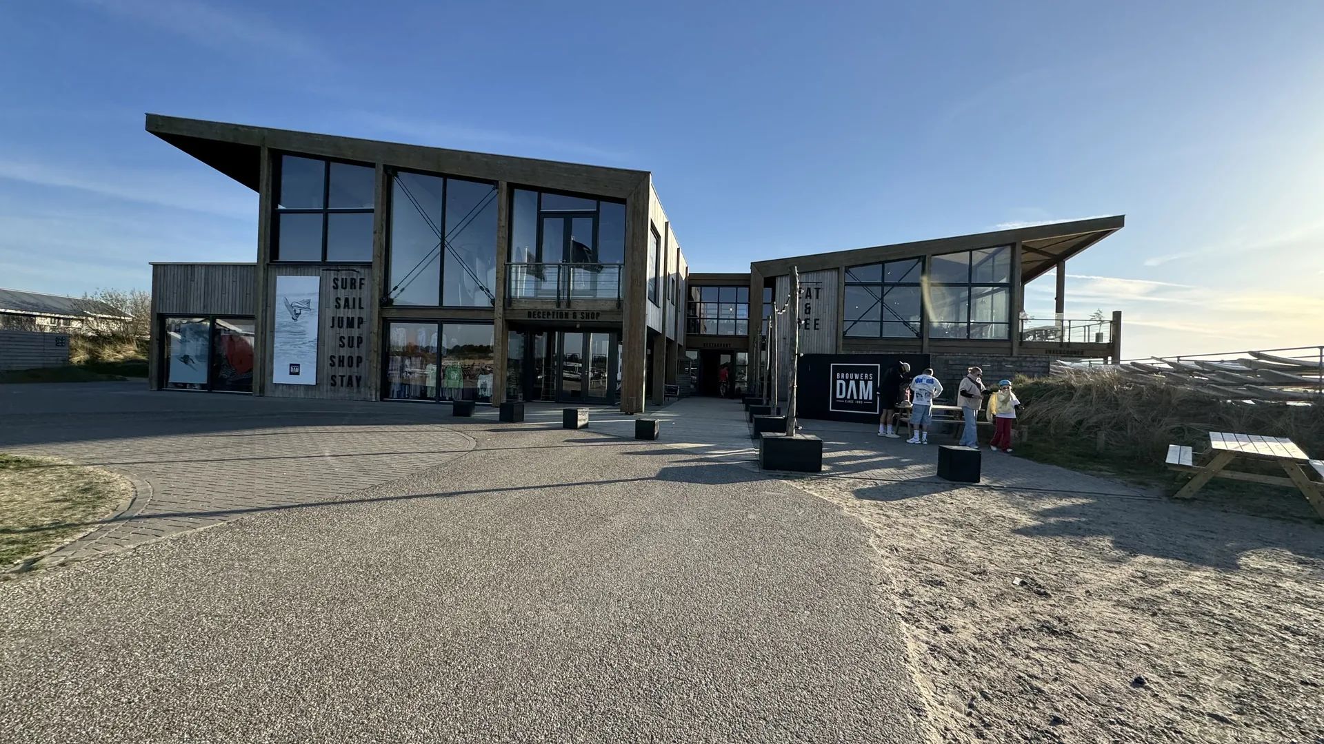 Surfcenter Brouwersdam am Grevelingenmeer im Center Parcs Port Zélande mit Reception, Shop und Restaurant