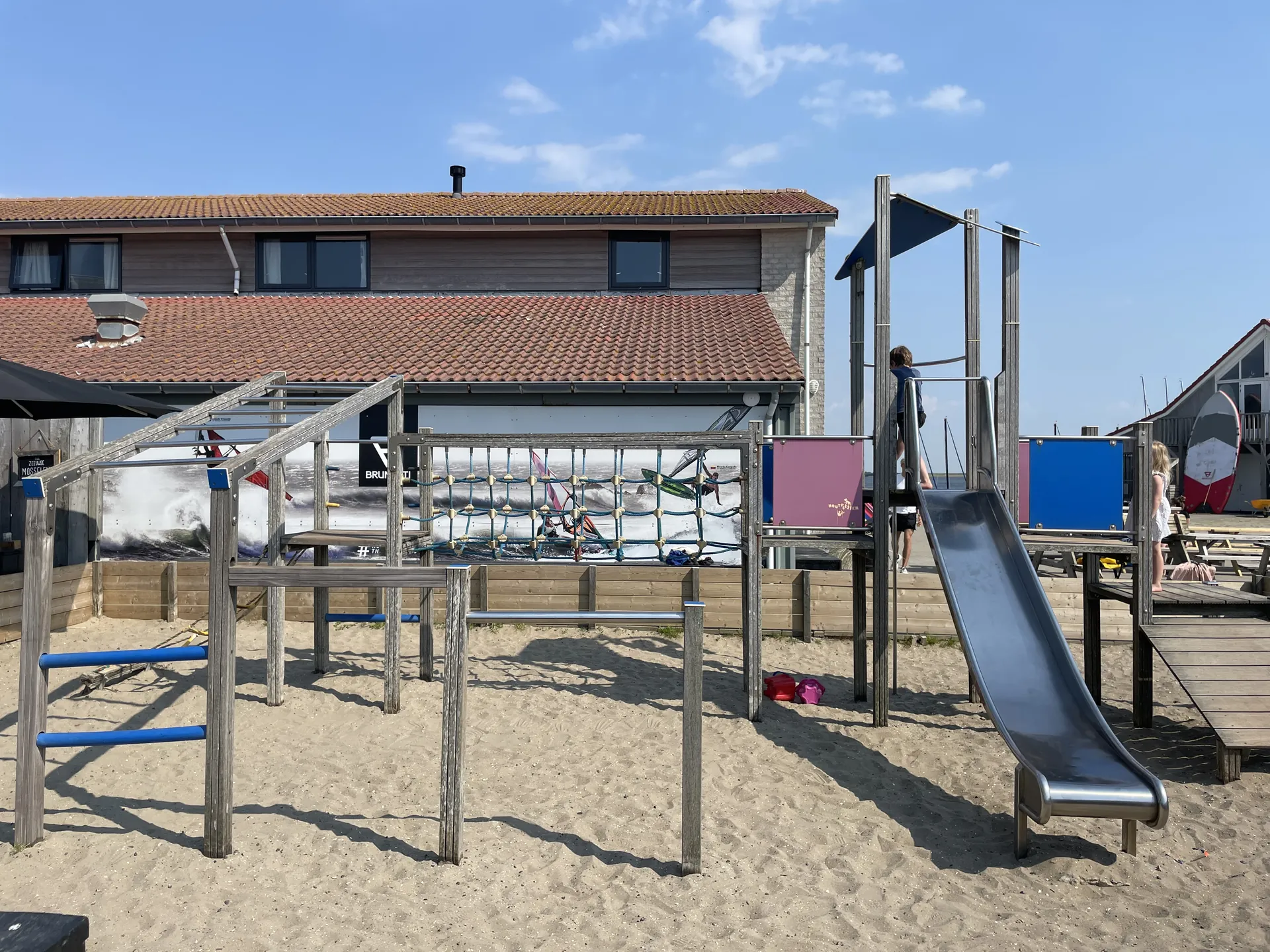 Kleiner Spielplatz am Surfcenter Port Zélande direkt beim Restaurant
