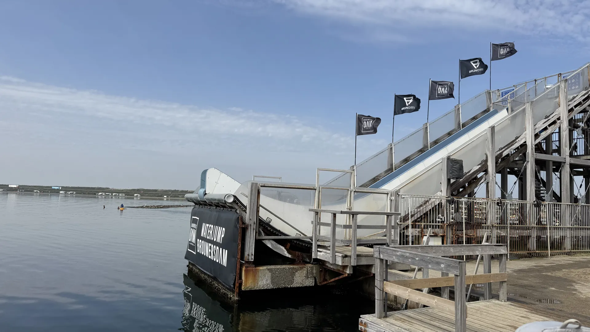 Mega-Jump Sprungturm mit Rutsche ins Grevelingenmeer am Surfcenter Port Zélande