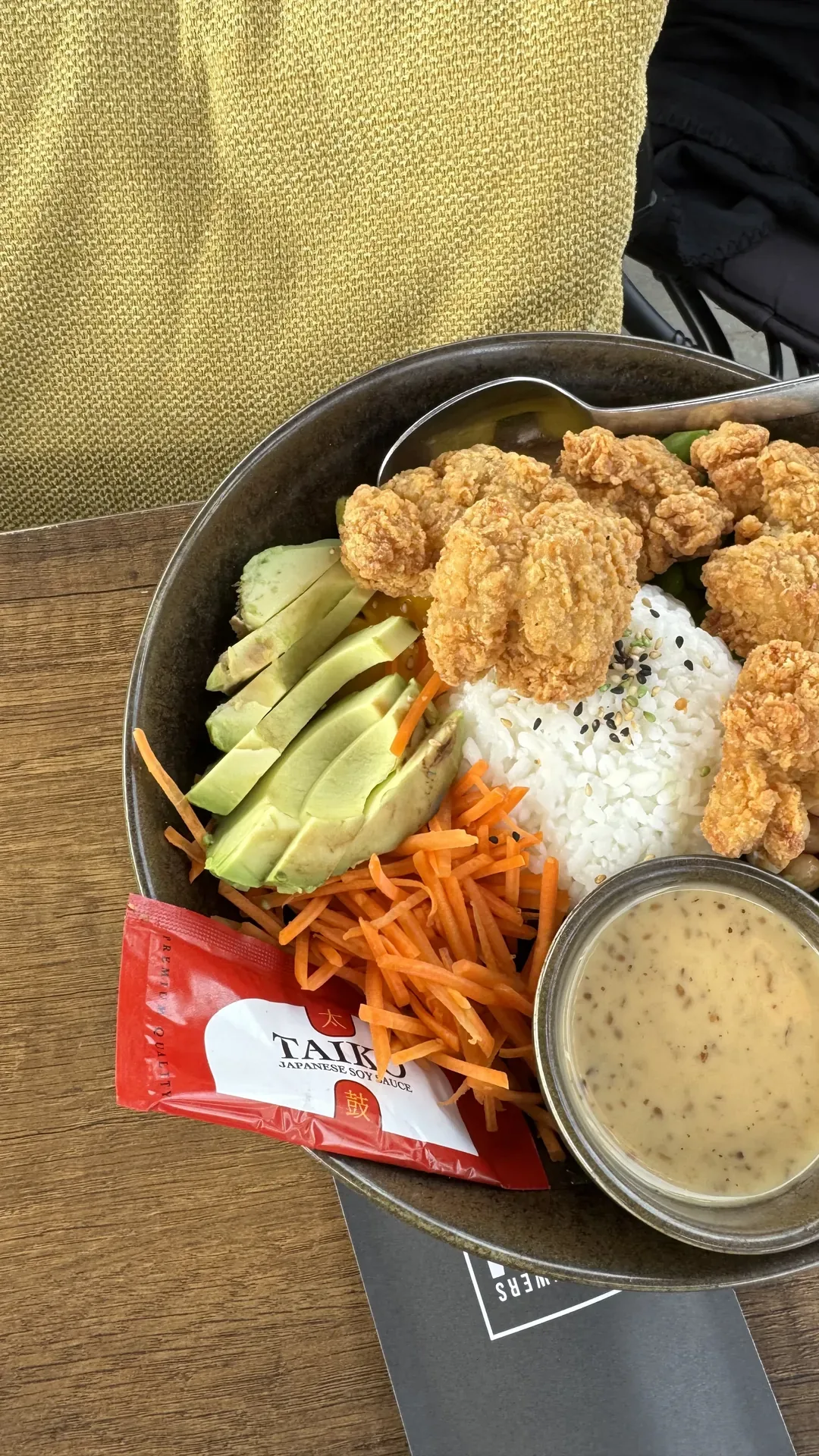 Poke Bowl im Surf Center des Center Parcs Port Zelande