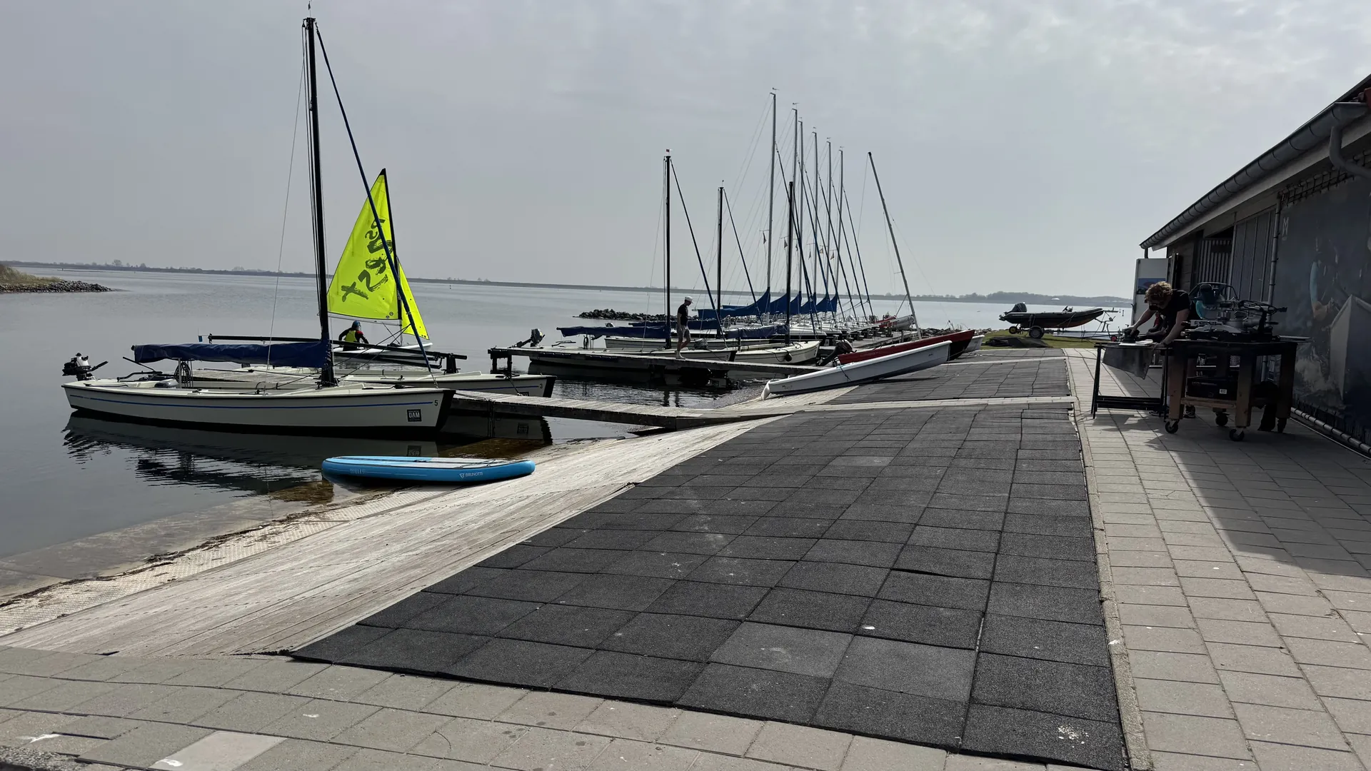 Kleine Segelboote zum Segeln lernen am Surfcenter Grevelingenmeer