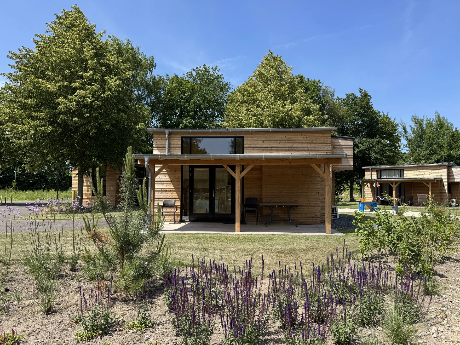 Helle Holz-Lodges mit überdachten Terrassen im neueren Teil des EuroParcs Kaatsheuvel