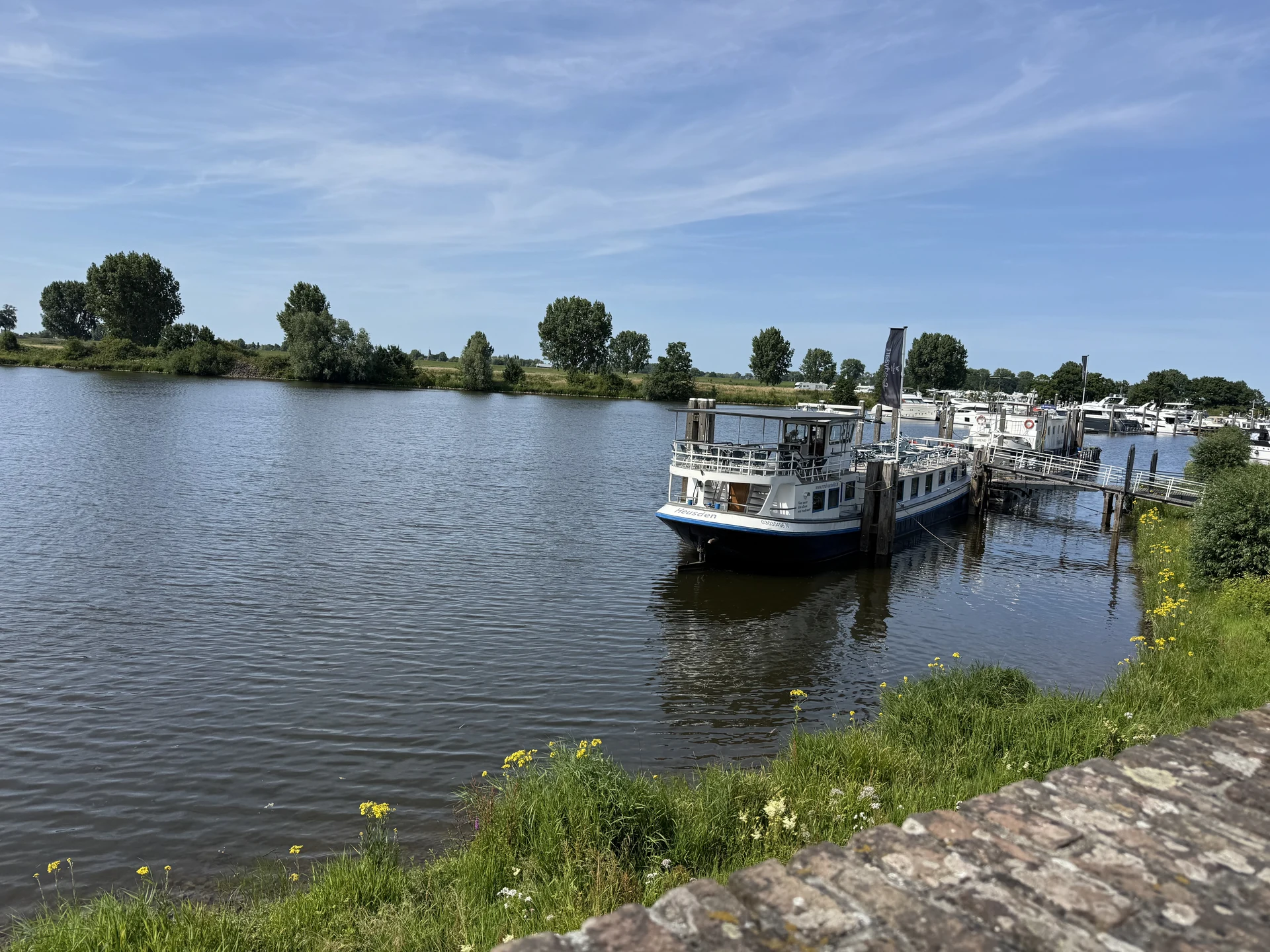 Hafen von Heusden an der Bergsche Maas mit einem angelegten Ausflugsschiff und Sportbooten