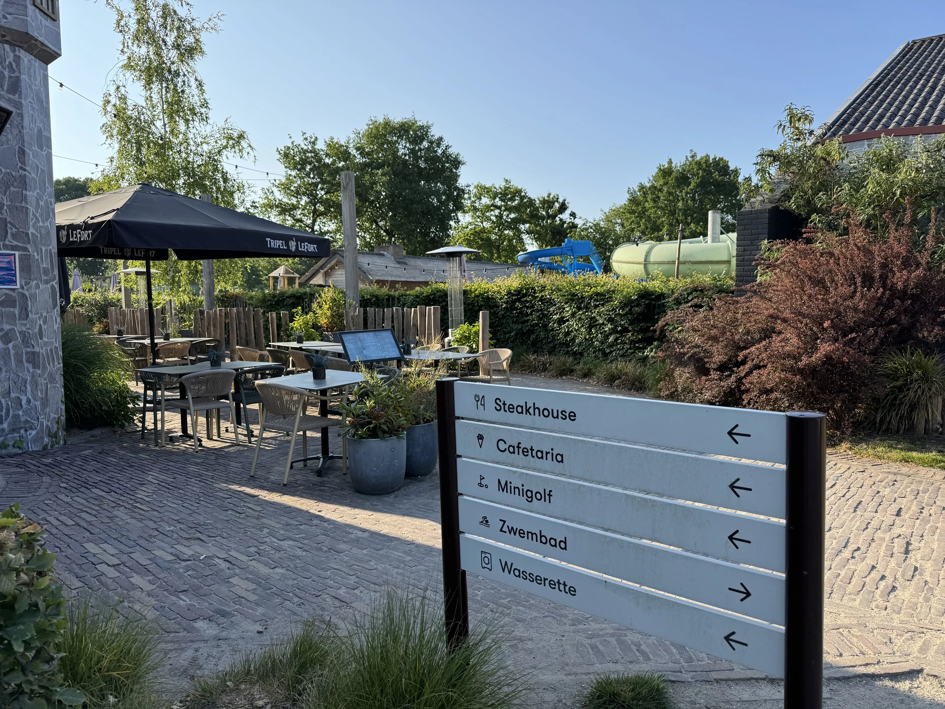Wegweiser im EuroParcs Kaatsheuvel zu Steakhouse, Cafeteria, Minigolf, Schwimmbad und Waschsalon