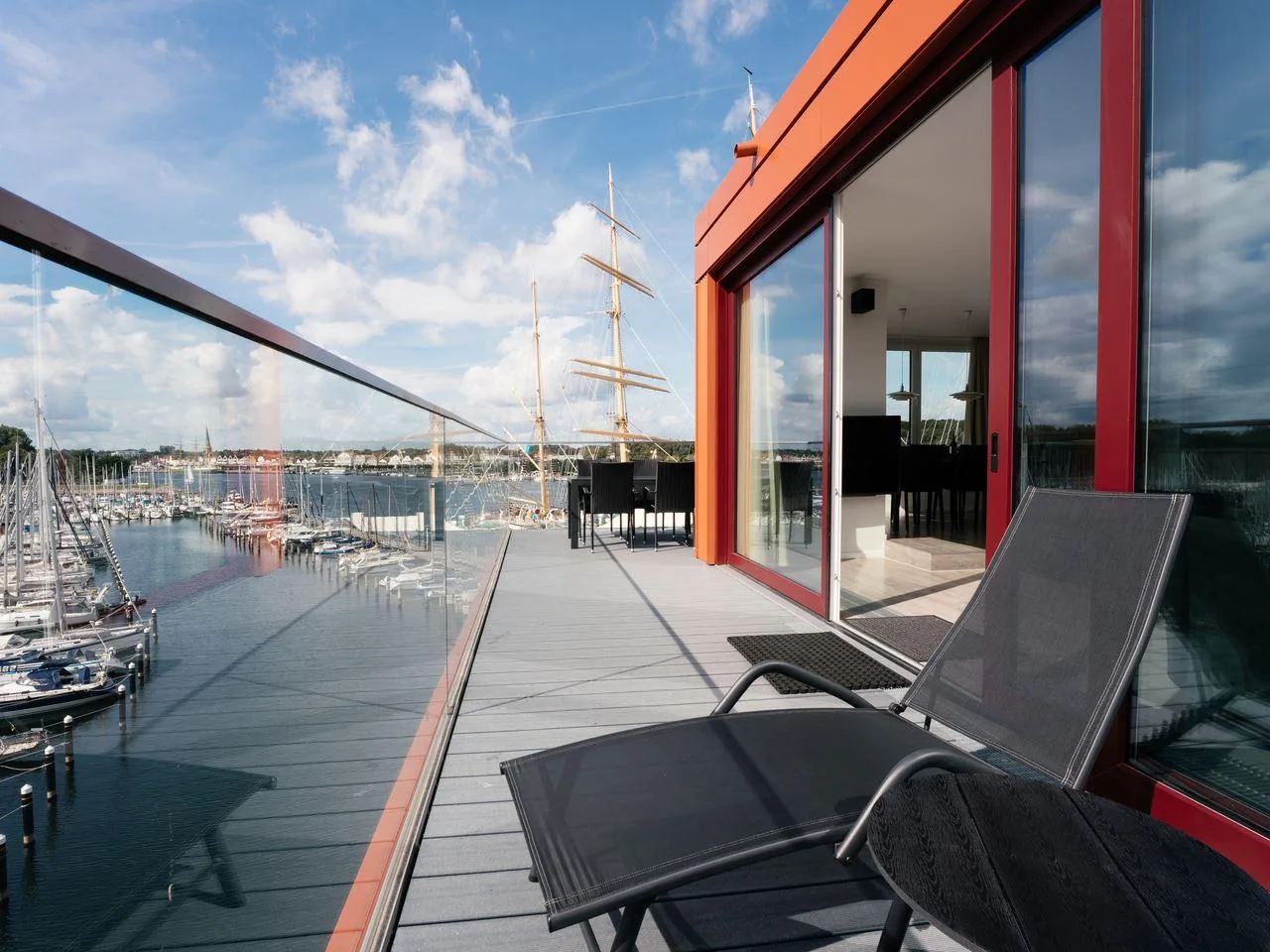 Balkon einer Waterfront-Wohnung mit Blick auf den Hafen