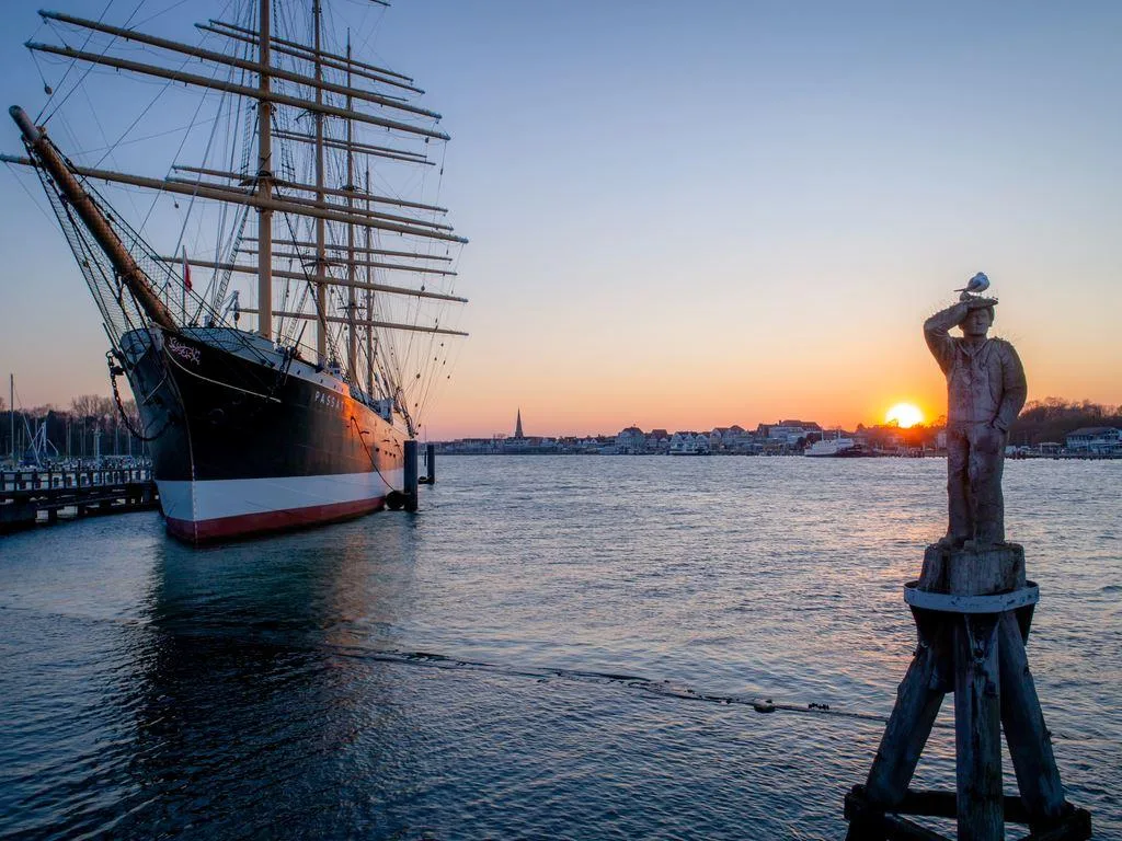 Die Passat im Hafen bei Sonnenuntergang