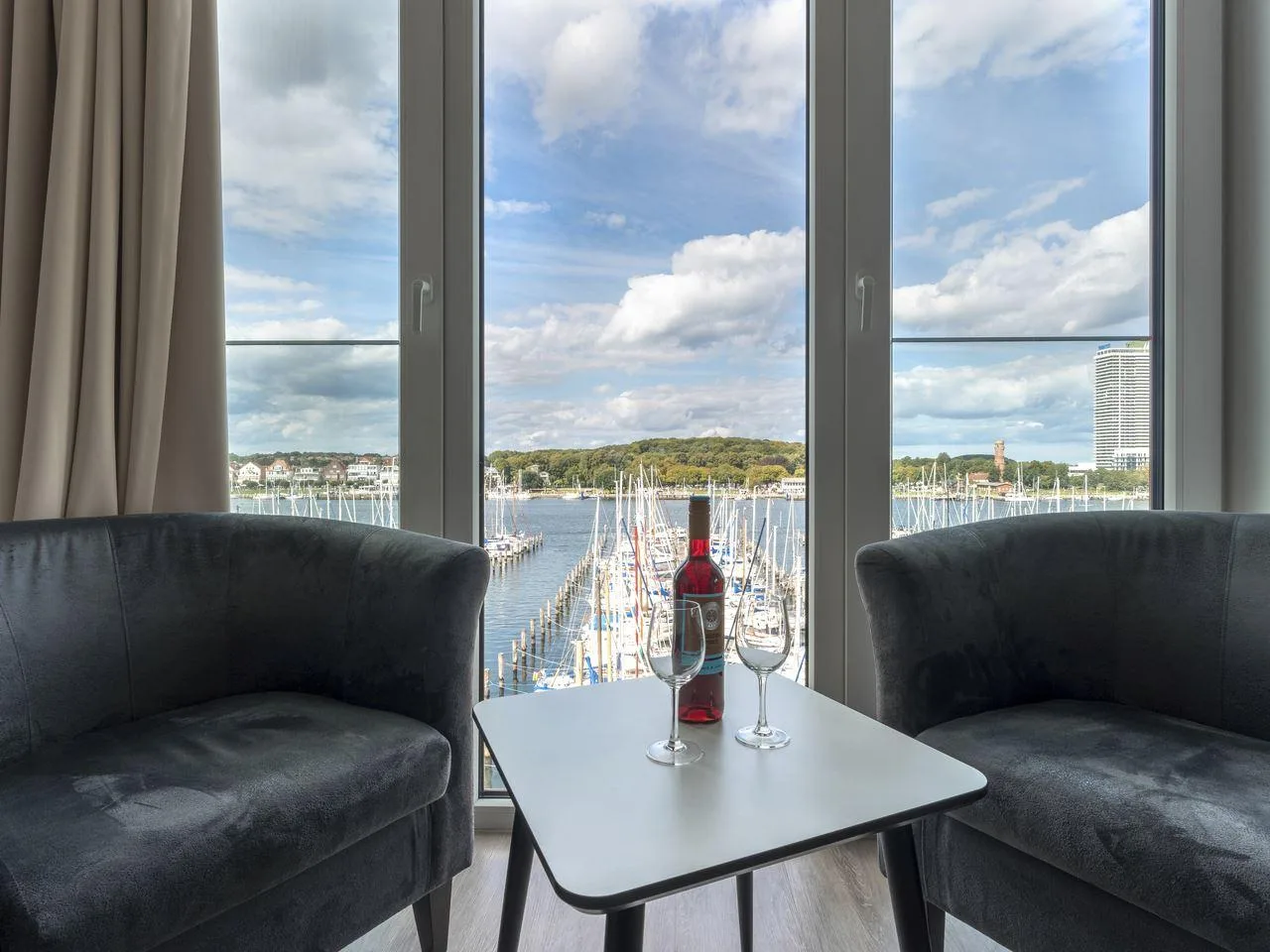 Wohnbereich mit Blick auf den Hafen