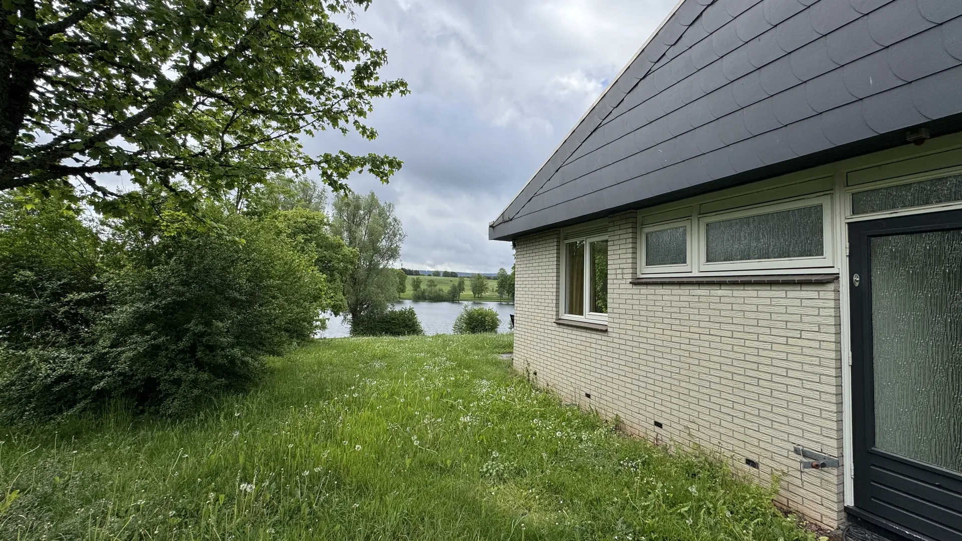 Einige Ferienhäuser haben einen direkten Blick auf den Stausee - der leider kein Badesee ist