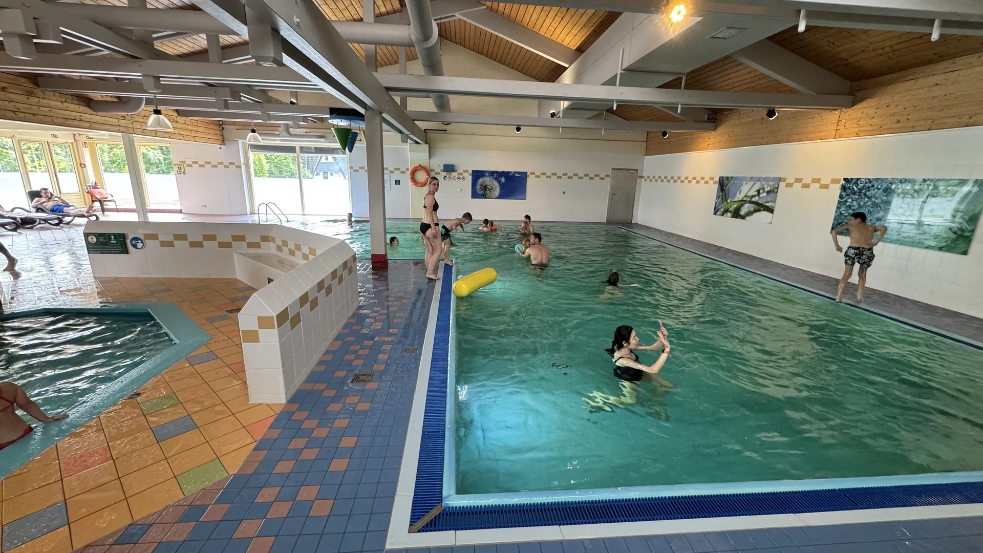 Das etwas größere Becken im Hallenbad - Hauptbecken zum Schwimmen