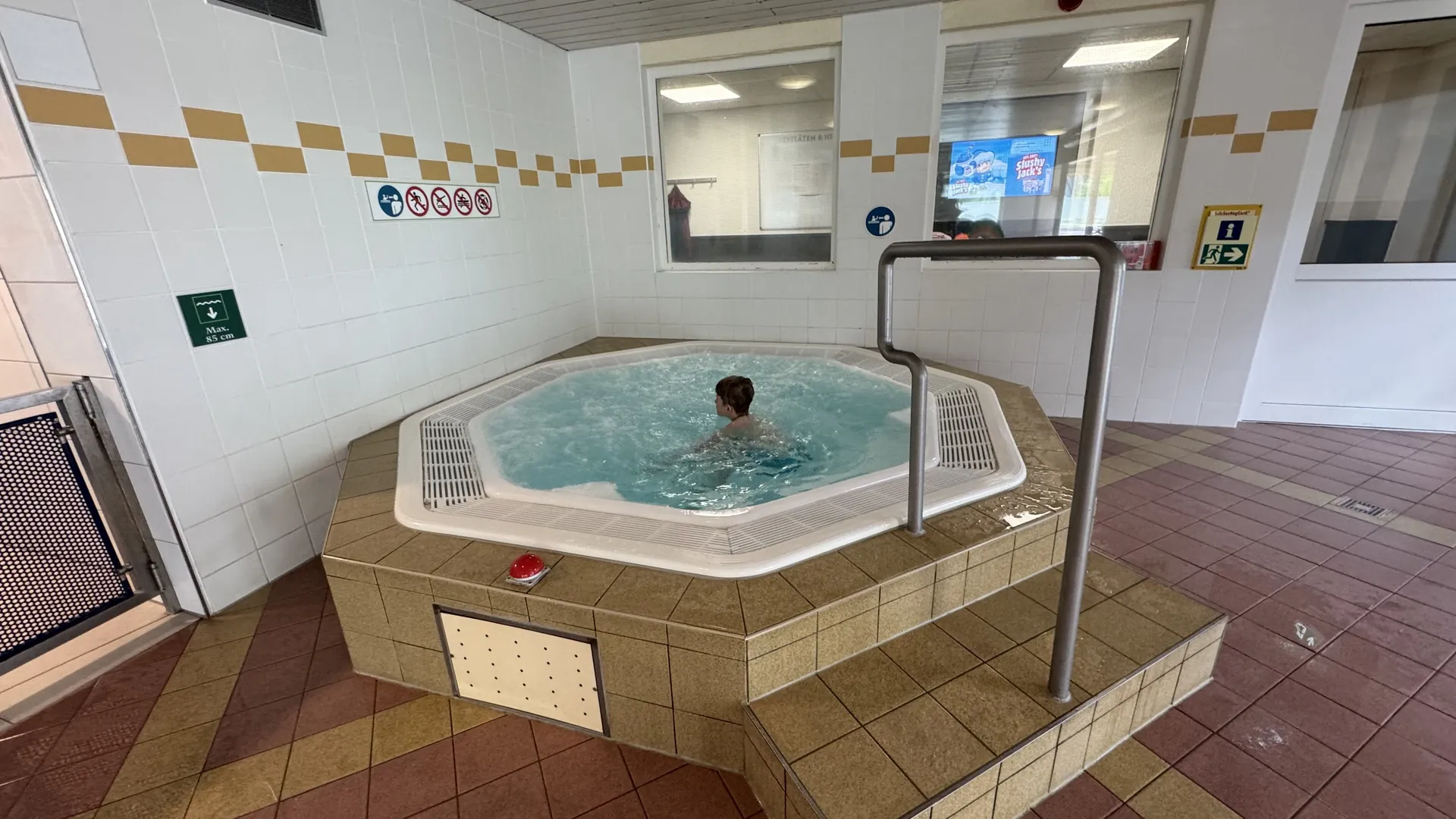 Ein Whirlpool im Hallenbad - netter Zusatz, aber wenig Erlebnis-Charakter