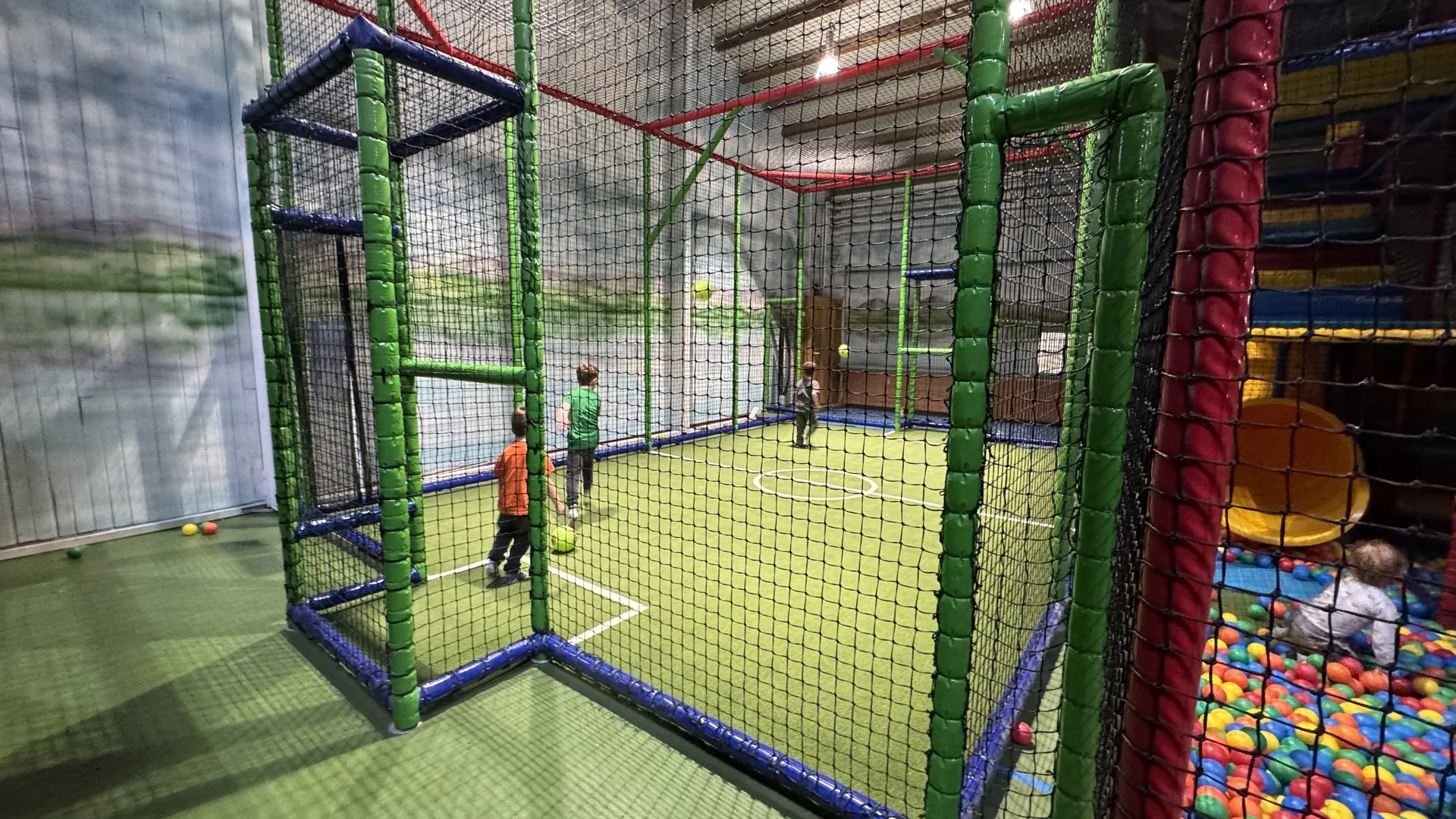 Die kleine Indoor-Fußball-Arena - endlich mal Ballspielen drinnen ohne Verbot
