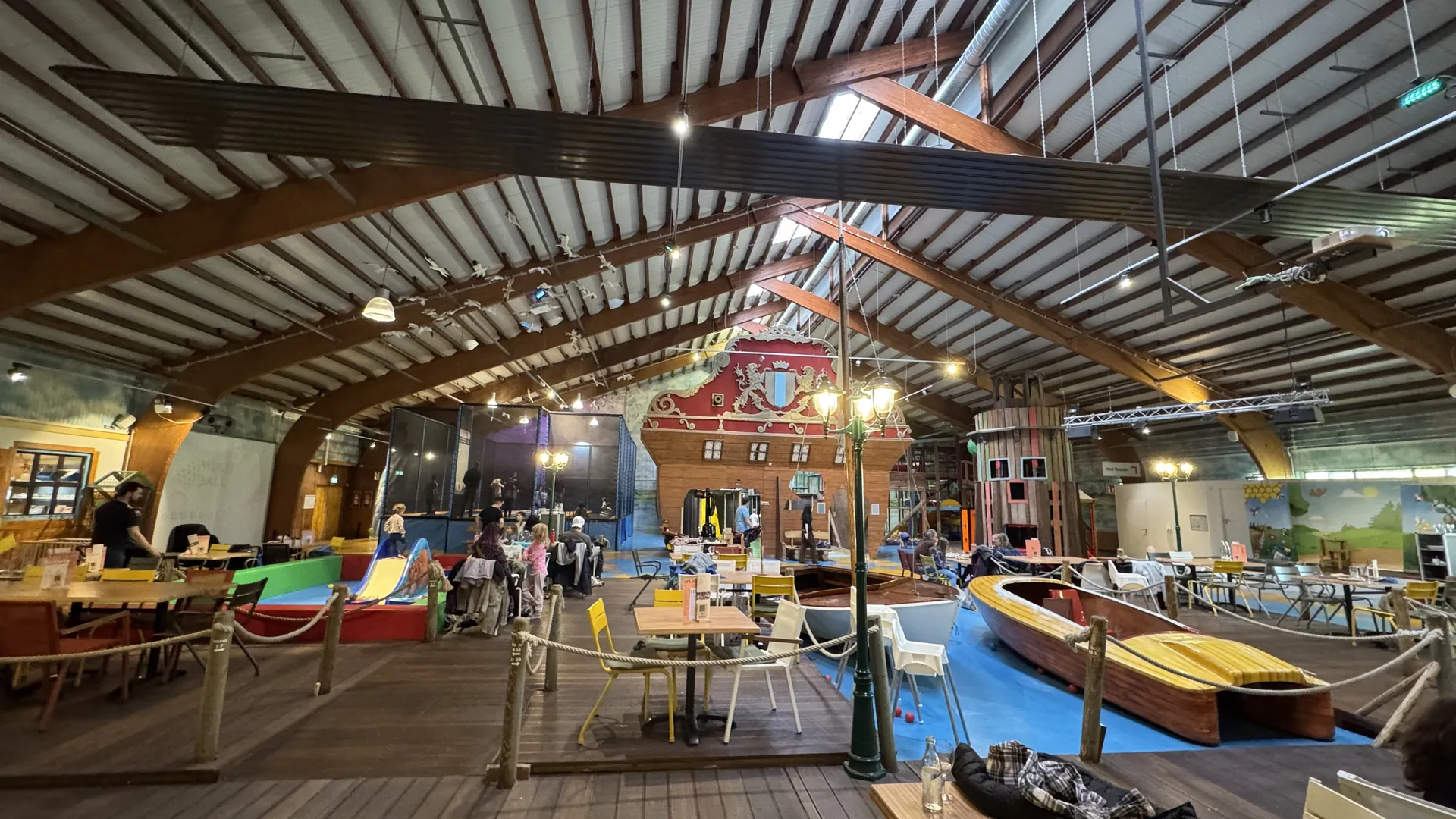 Der große Indoor-Spielplatz ist im Hochwald sehr beliebt - an Regentagen entsprechend voll