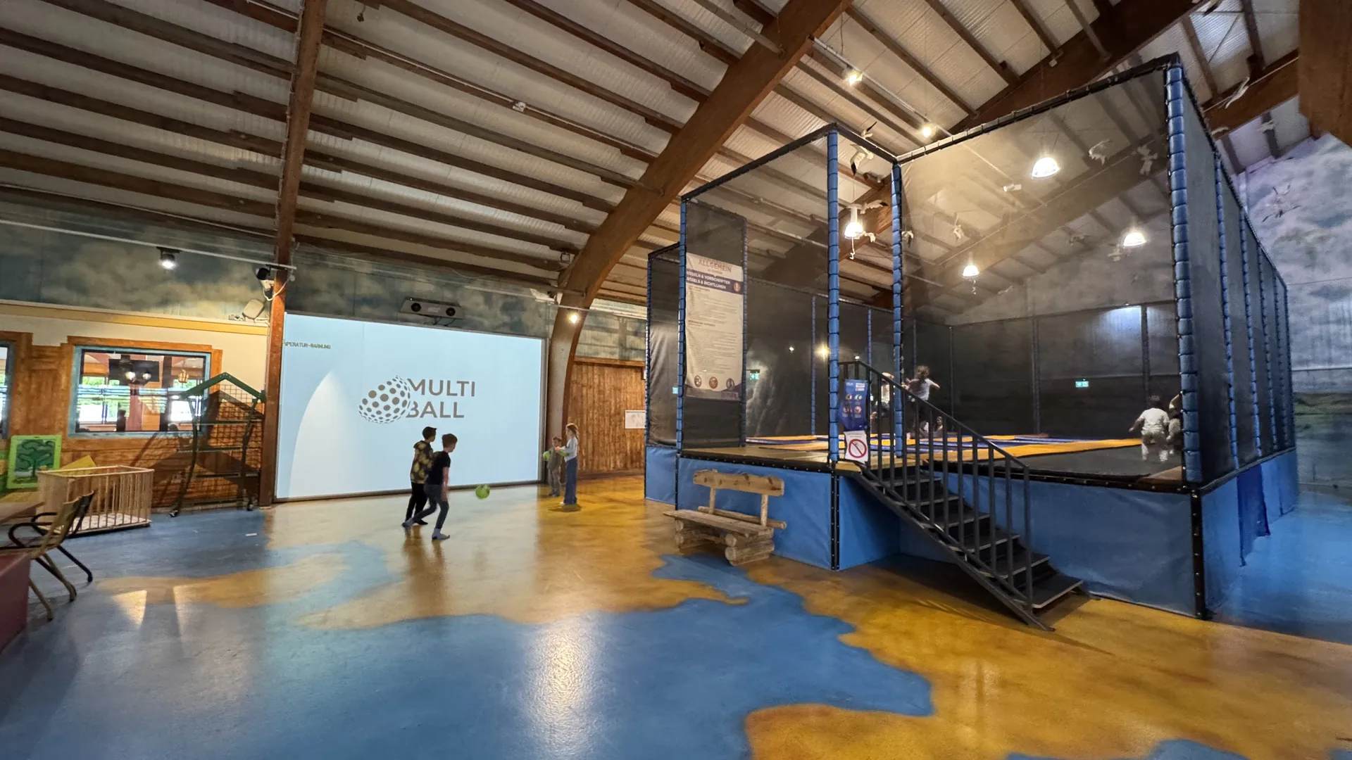 Die digitale Multifunktionswand mit interaktiven Spielen