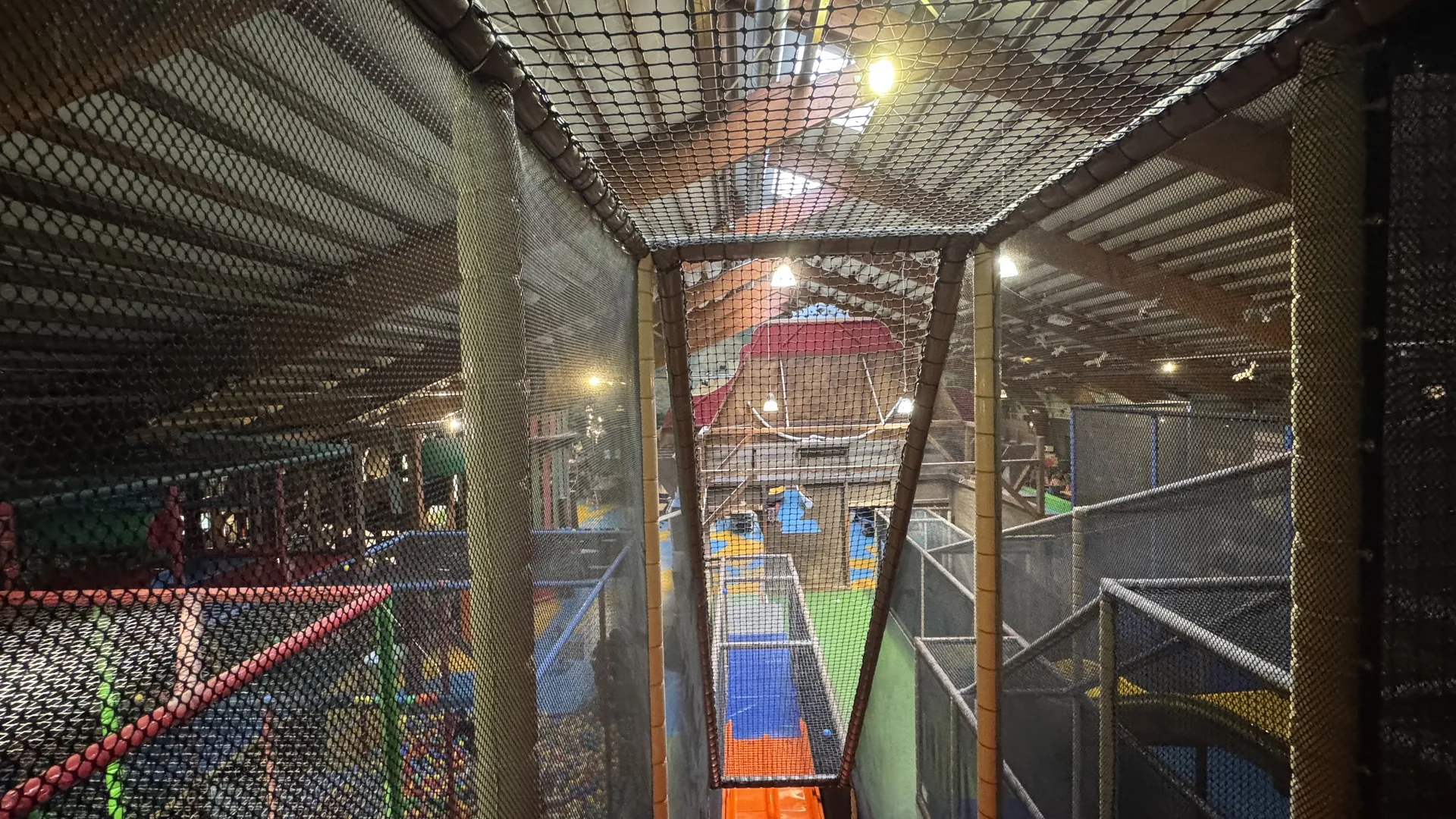 Blick aus der orangefarbenen Hochgeschwindigkeits-Rutsche zurück in die Halle