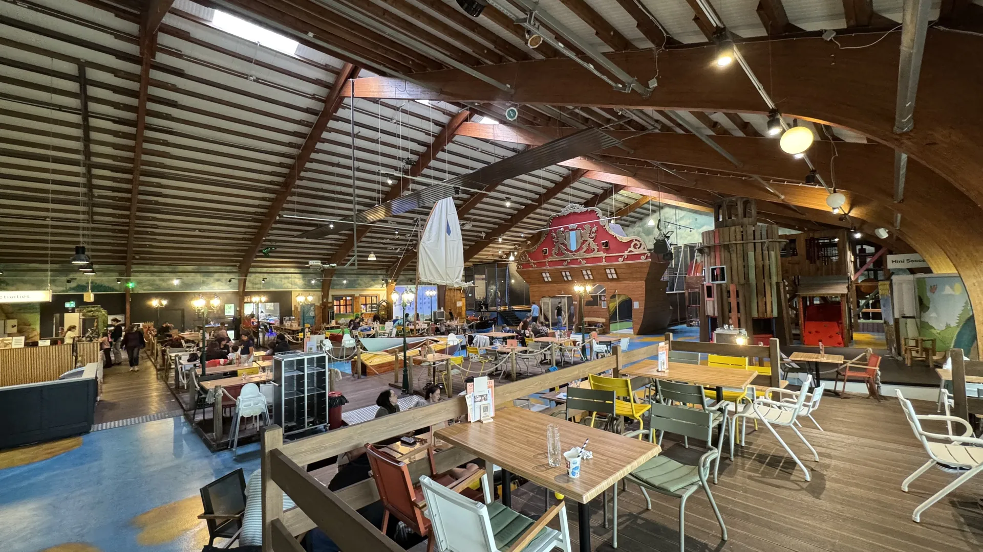 Der Indoor-Spielplatz mit vielen Sitzmöglichkeiten - im Hochwald großzügig dimensioniert
