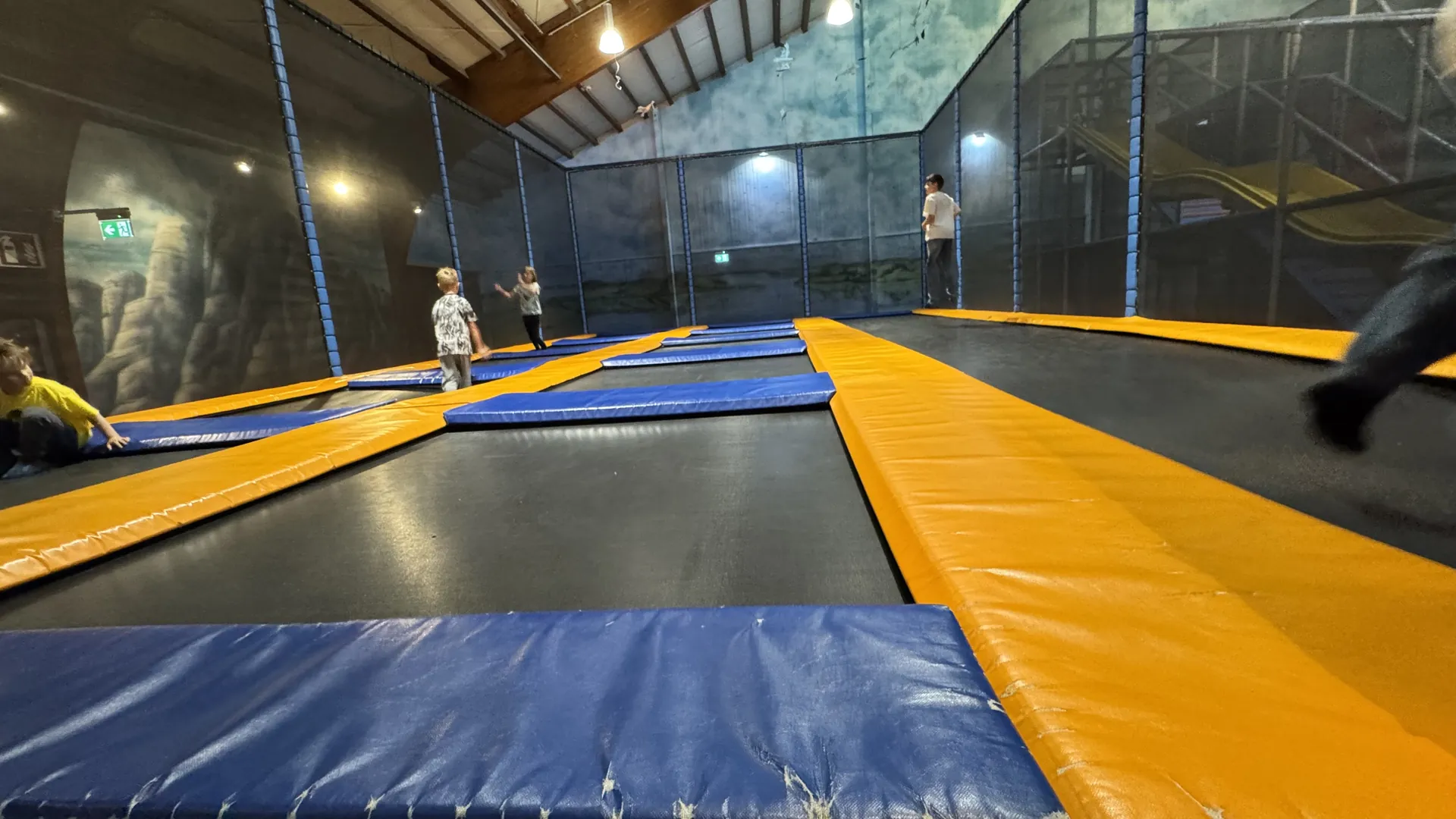 Die kleine Trampolin-Halle ist im Indoor-Eintritt inkludiert - sonst meistens Extra-Kosten