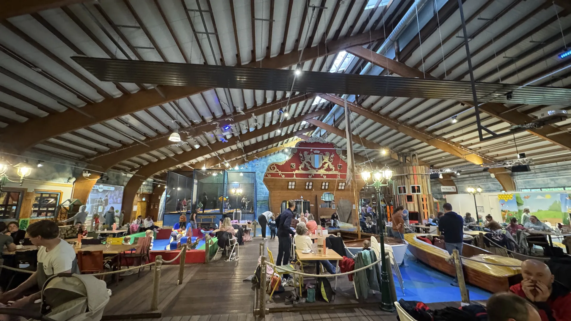 Übersicht des Indoor-Spielparadieses im Landal Hochwald - richtig groß und an einem verregneten Tag entsprechend voll