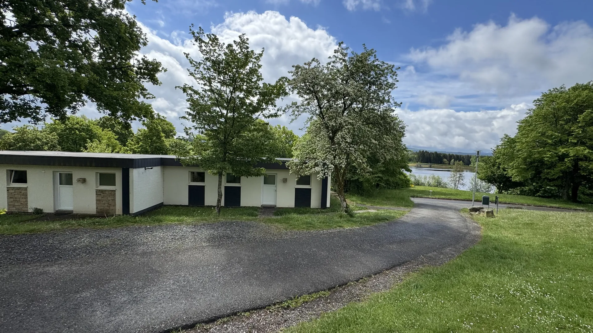 Die einfachen Komfort-Bungalows direkt am See - günstig, aber sichtbar in die Jahre gekommen
