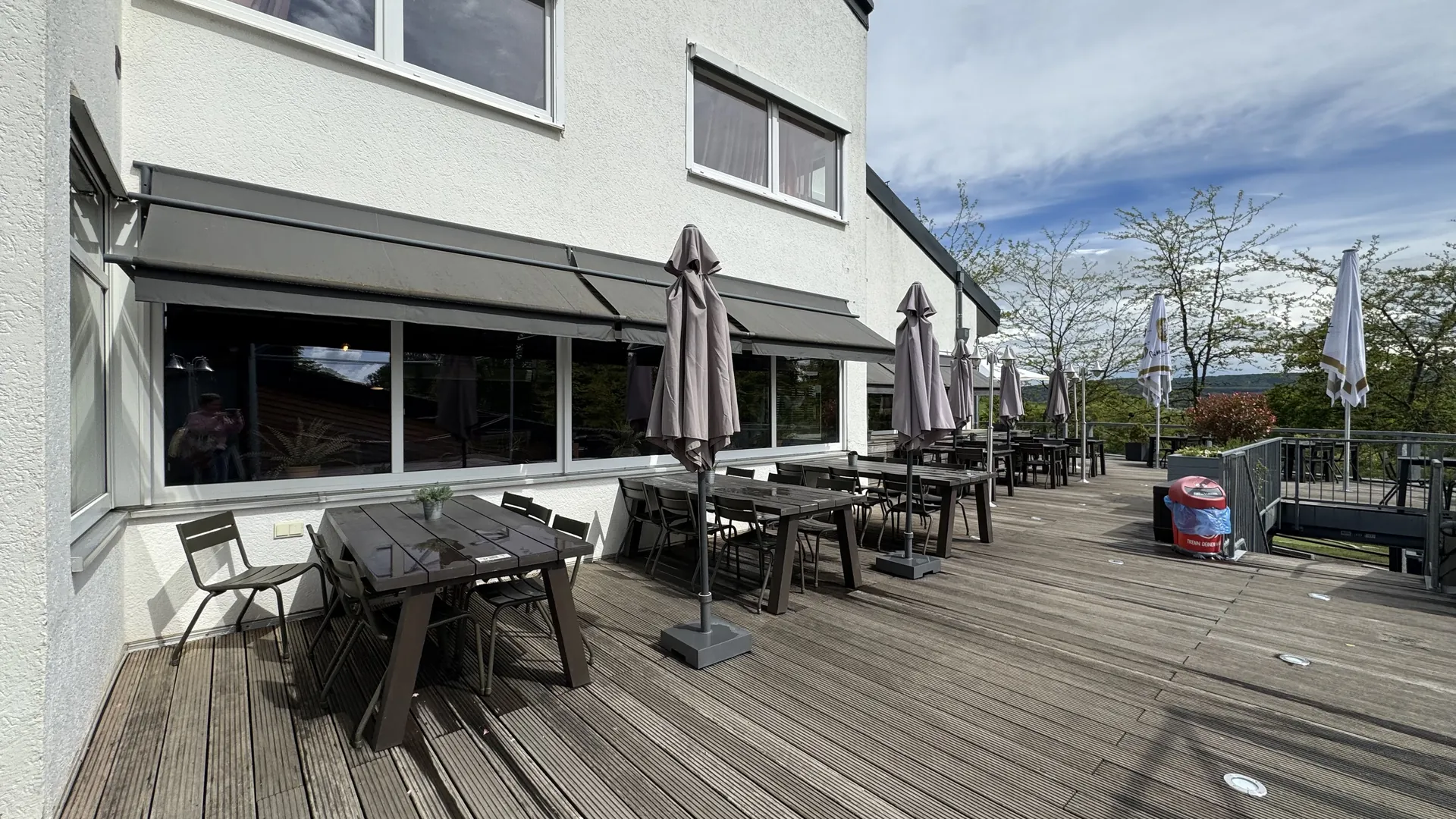 Die Außenterrasse des Restaurants - bei gutem Wetter sicher die erste Wahl
