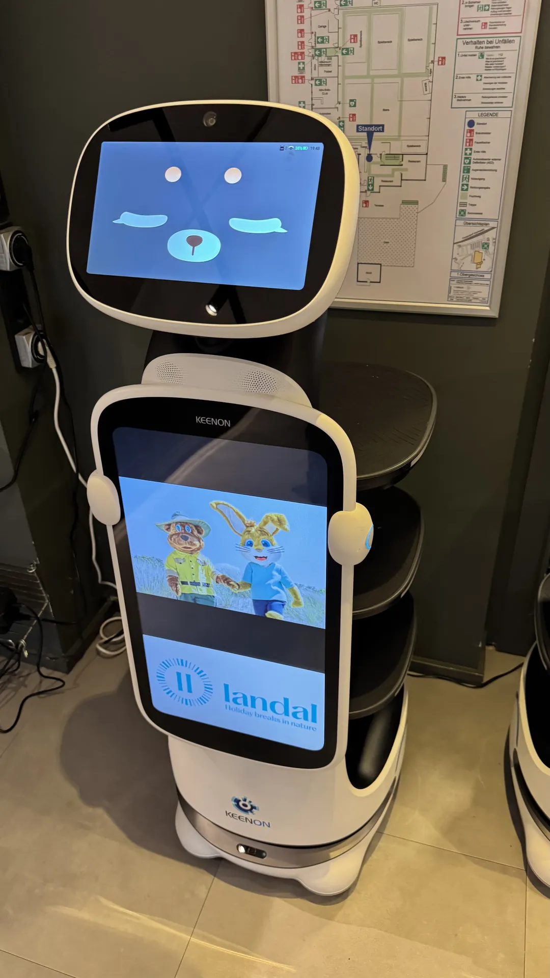 Der kleine Bedienungsroboter fährt das Essen aus der Küche direkt zum Tisch