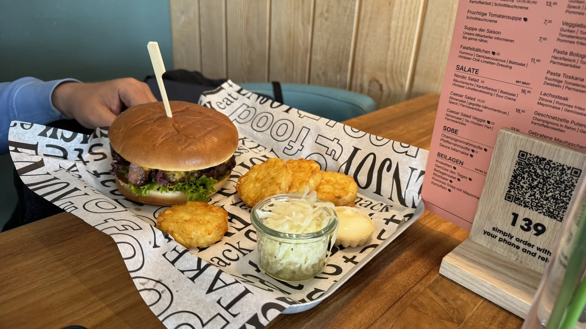 Burger mit knackigem Salat und ordentlichen Pommes