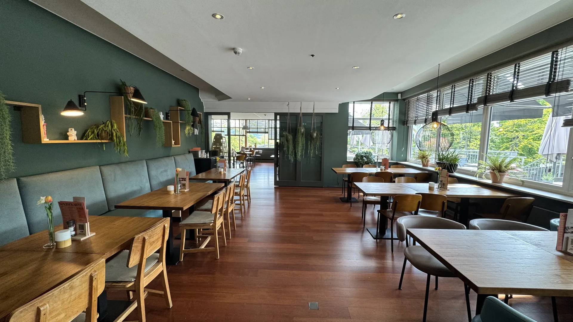 Das Restaurant innen ist deutlich freundlicher eingerichtet, als die Außenfassade vermuten lässt