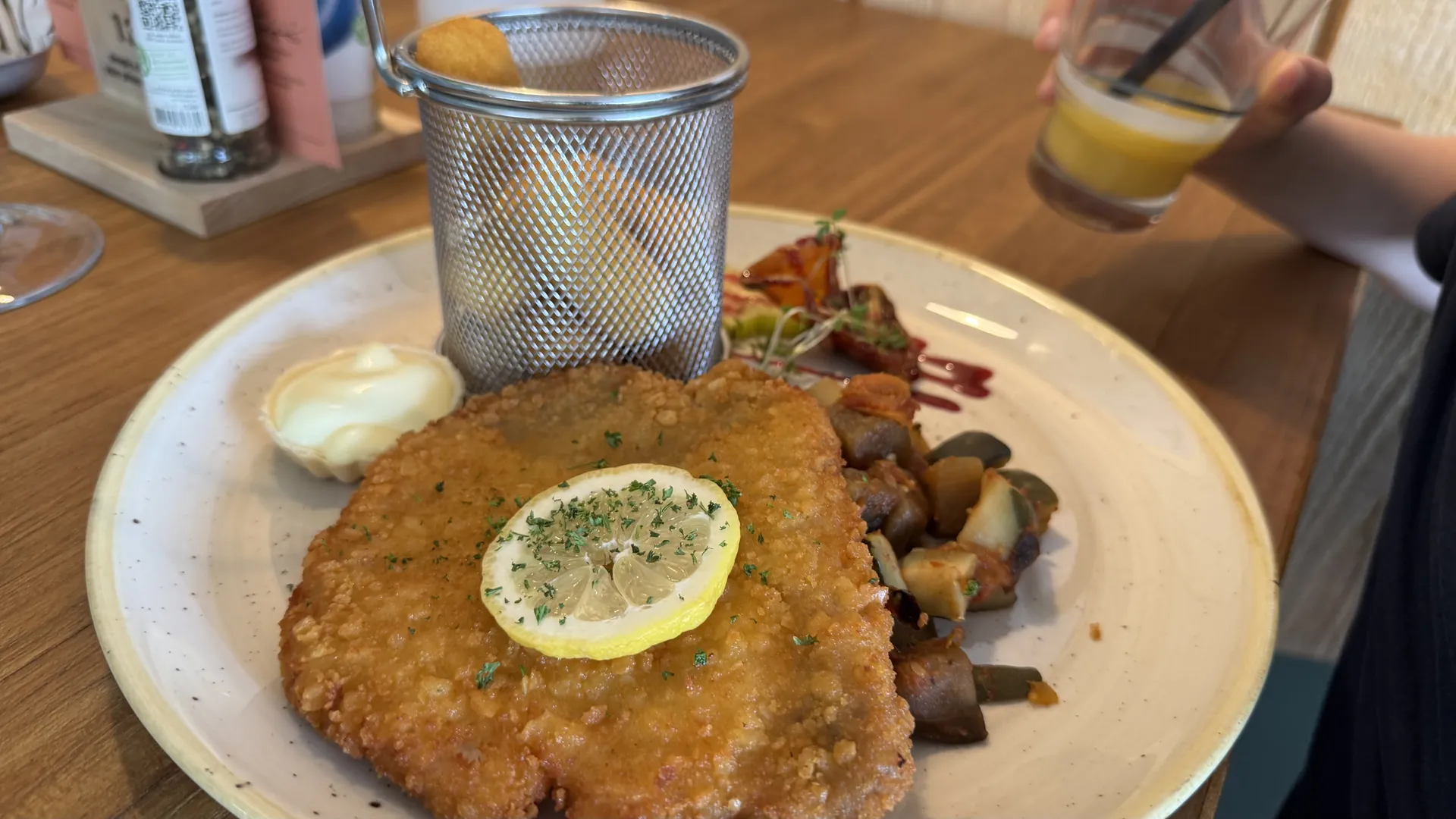 Schnitzel mit Pommes - frisch paniert, nicht aus der Tiefkühltruhe