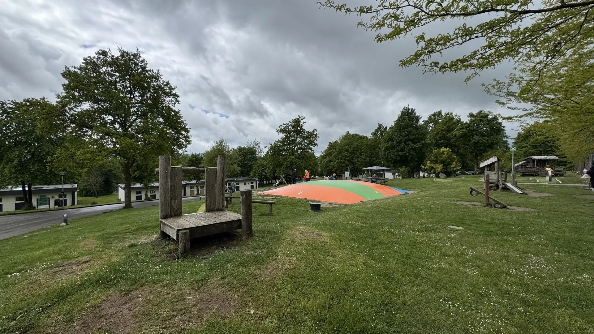 Das Sprungkissen am Hauptspielplatz - Standard-Programm, aber zuverlässig beliebt
