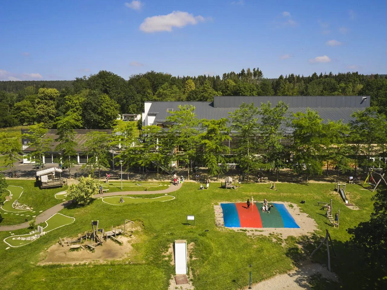 Spielplatz und Zentrumsgebäude im Landal Hochwald aus der Luft