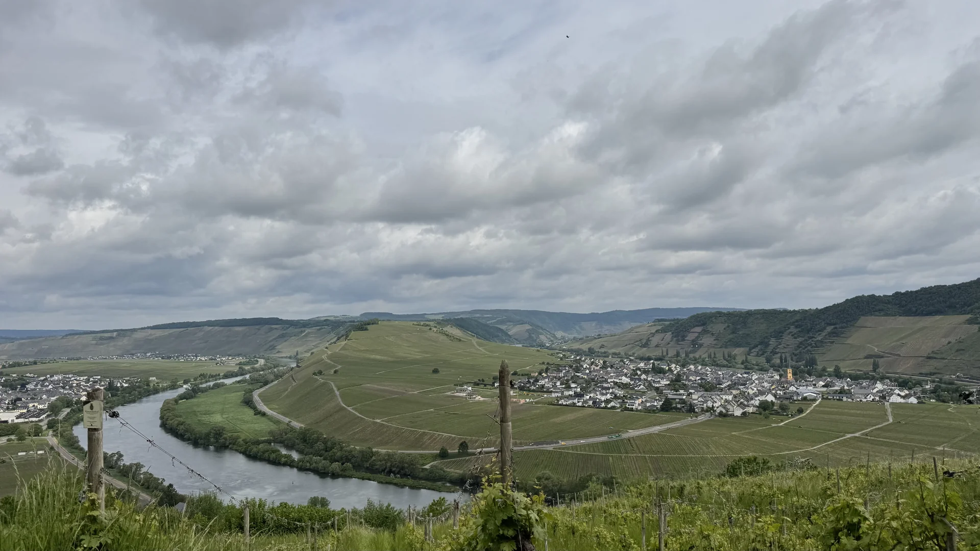 Der Ausblick vom Hochplateau des Sonnenberg ins Moseltal
