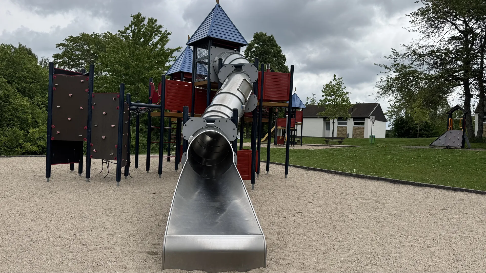 Der Hauptspielplatz mit Klettergerüst
