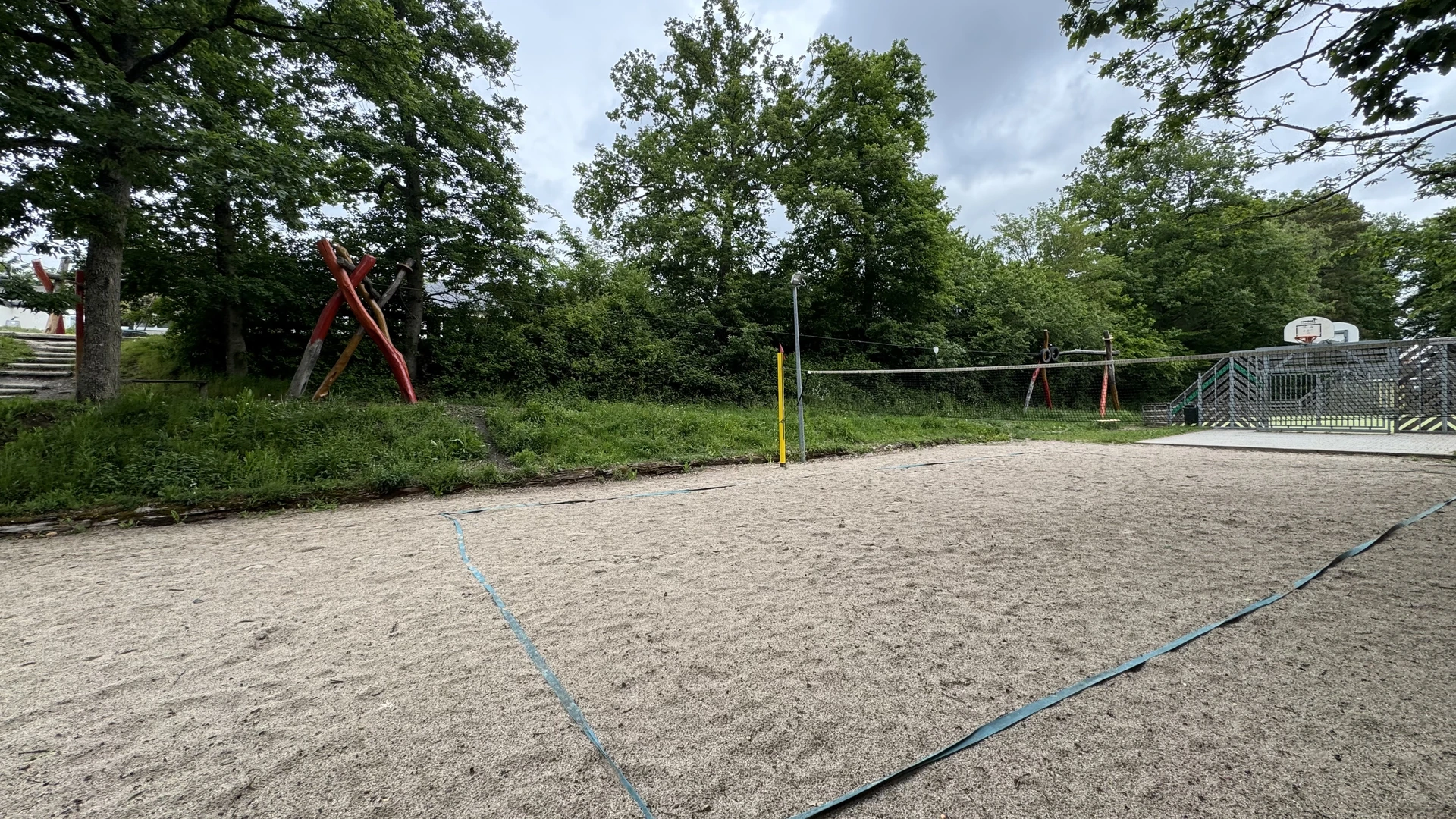 Beachvolleyballfeld auf dem Parkgelände