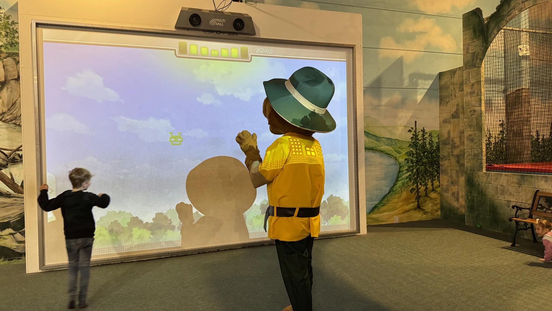 Unsere Kinder spielen mit Bollo an der Multifunktionswand