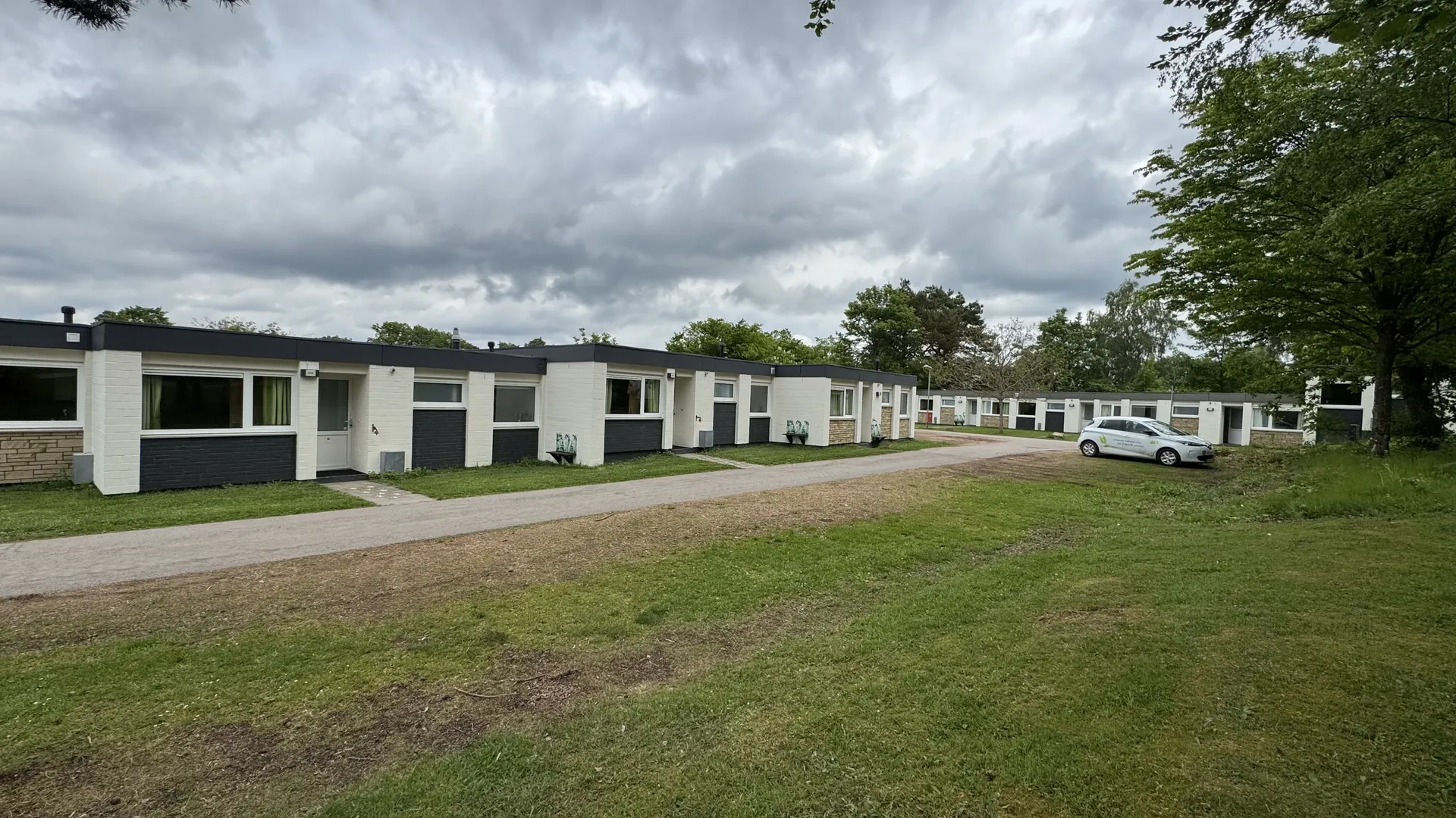 Einfache Bungalows aneinandergebaut