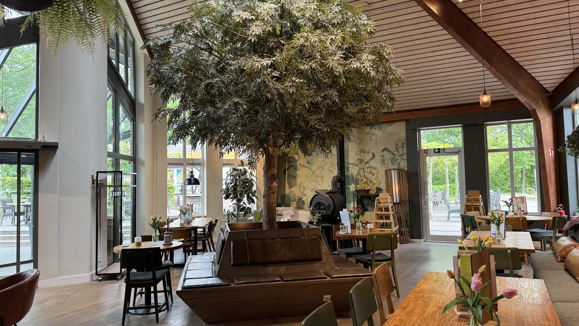 Das schicke Café-Restaurant von innen