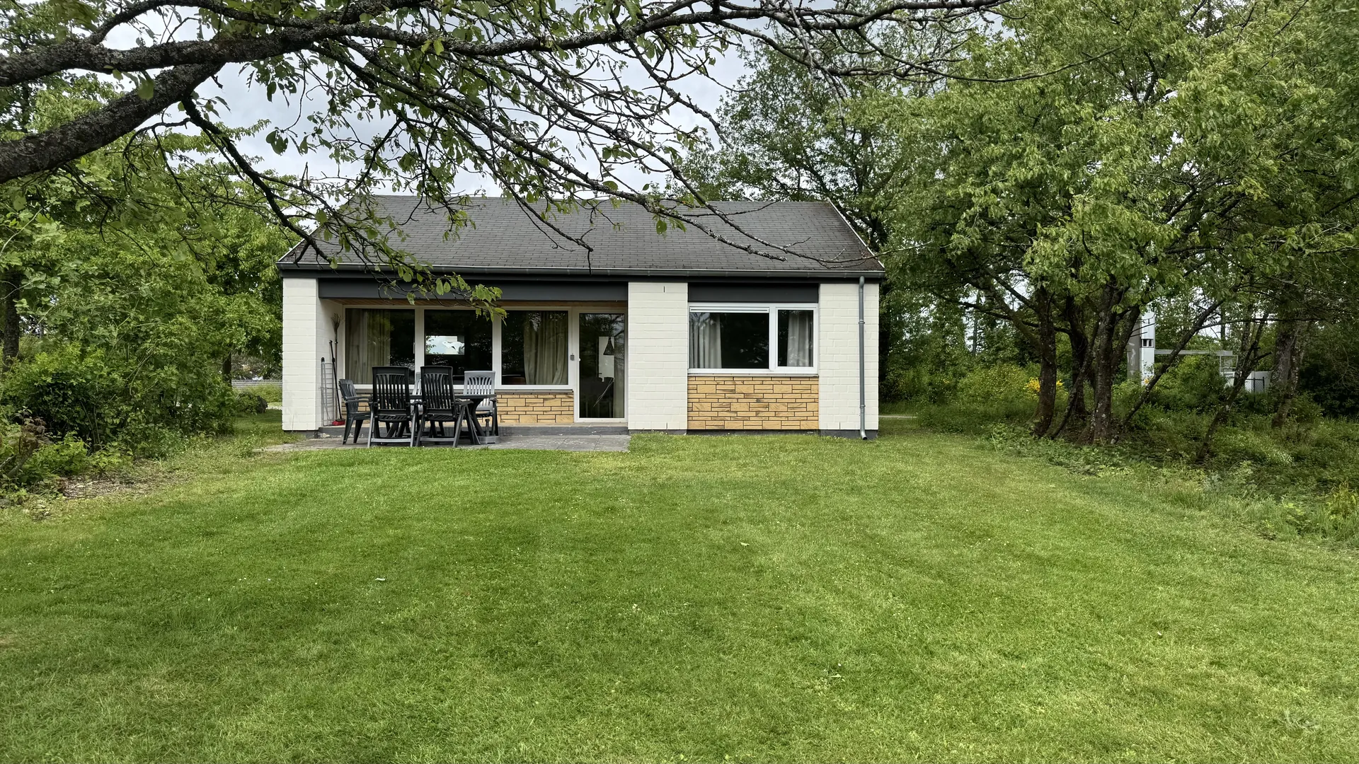 Ferienhaus-Beispiele mit Blick aus dem Garten davor