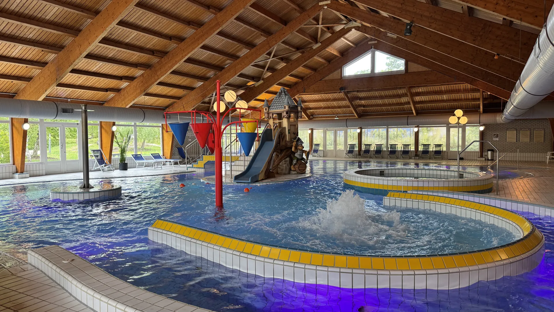 Das Hallenbad im Landal Sonnenberg mit Blick auf Whirlpool und Hauptbecken