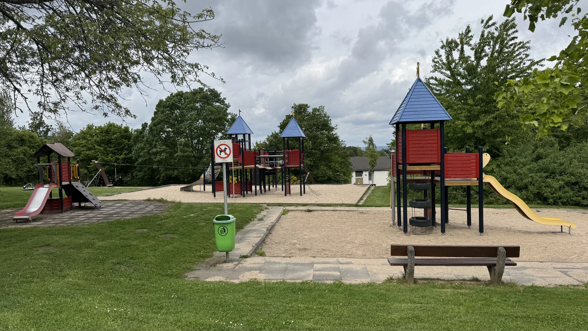 Der große Hauptspielplatz direkt neben dem Tiergehege