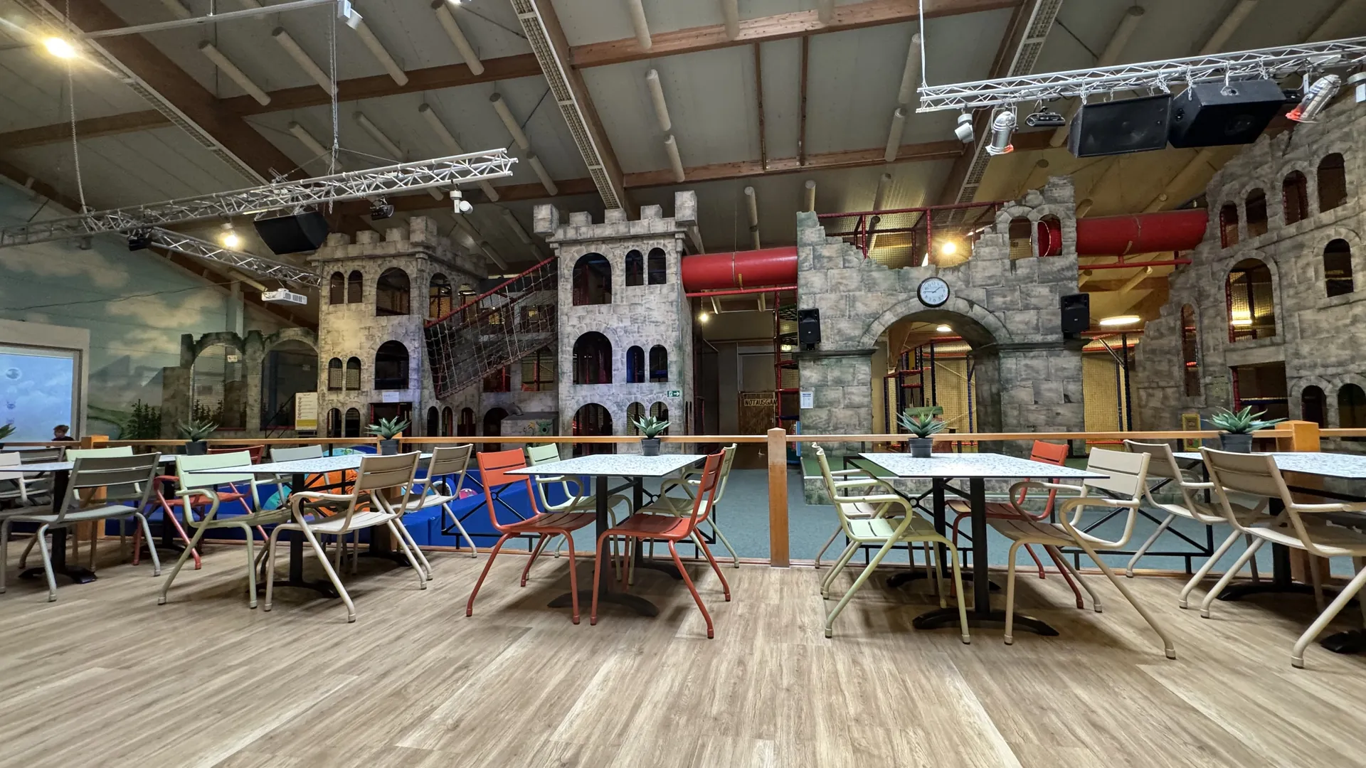 Der Indoor-Spielplatz mit vielen Sitzmöglichkeiten