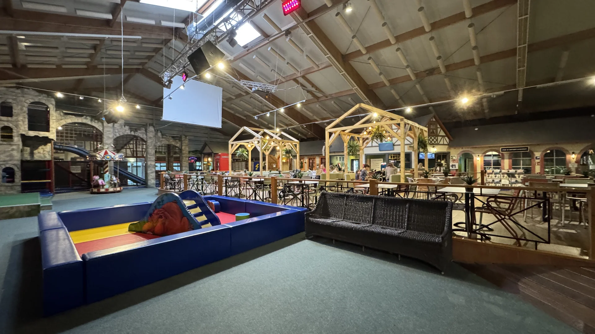 Das Indoor-Spielparadies ist schon richtig groß — eine echte Halle, kein Mini-Spielzimmer