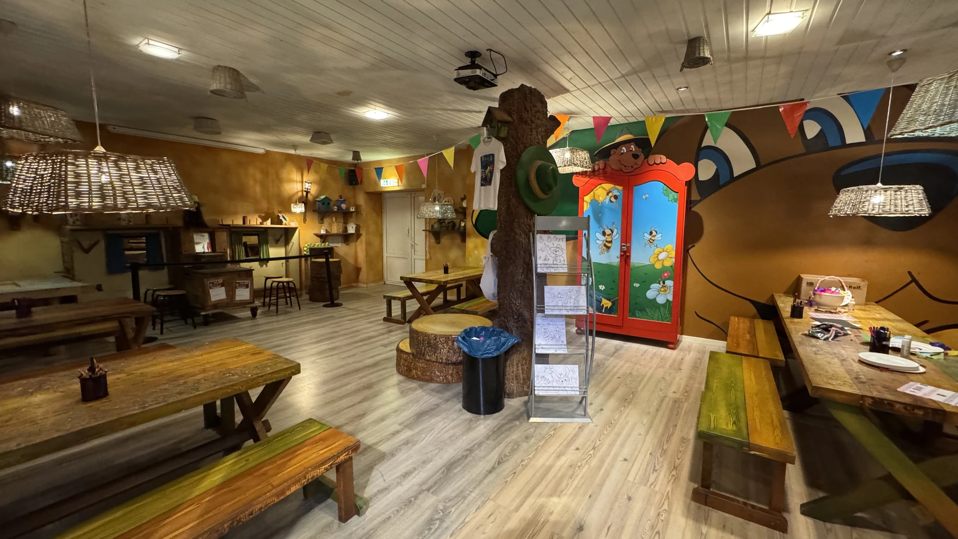 Der Kids Club mit Malstiften und Bastelecke