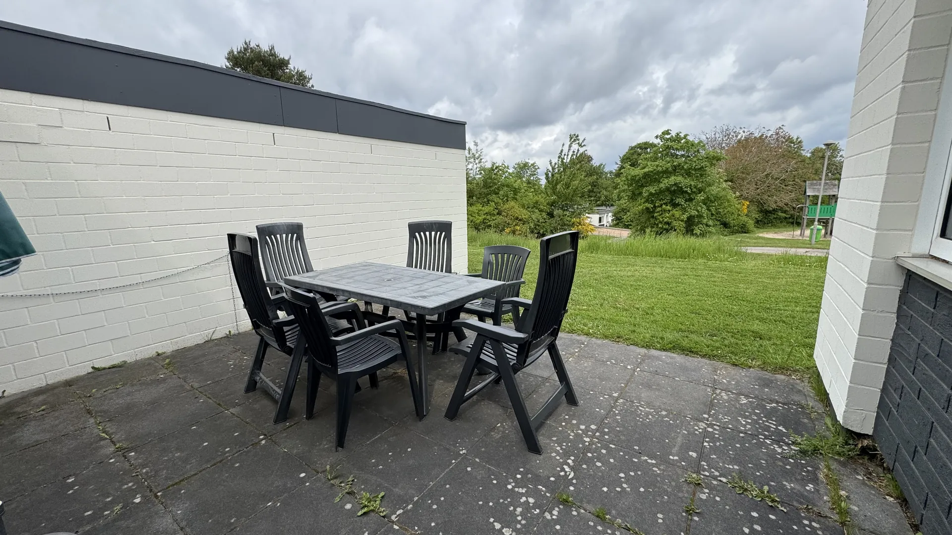 Die Terrasse mit Blick in den Garten