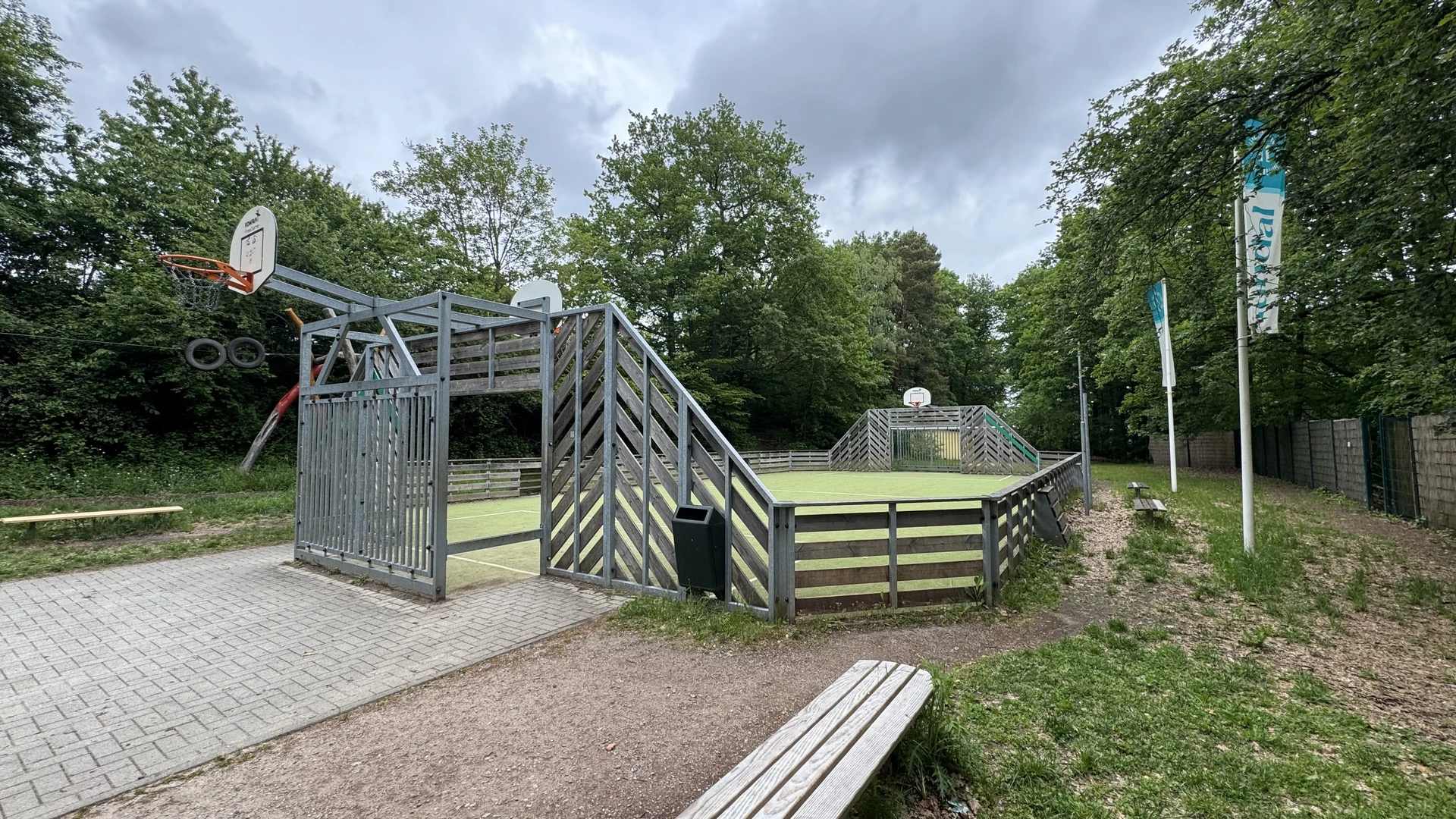 Der Multifunktions-Sportplatz für Basketball und Fußball